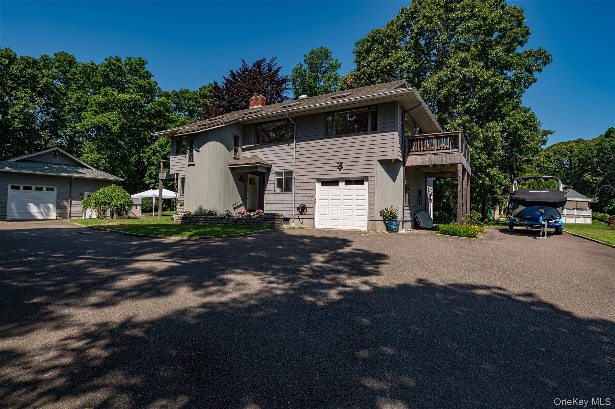 81 Manor LN, Jamesport, NY 11947