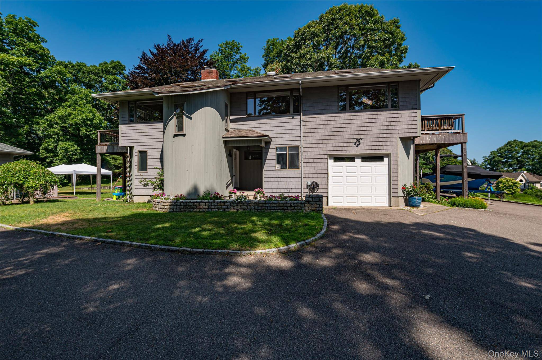 81 Manor LN, Jamesport, NY 11947