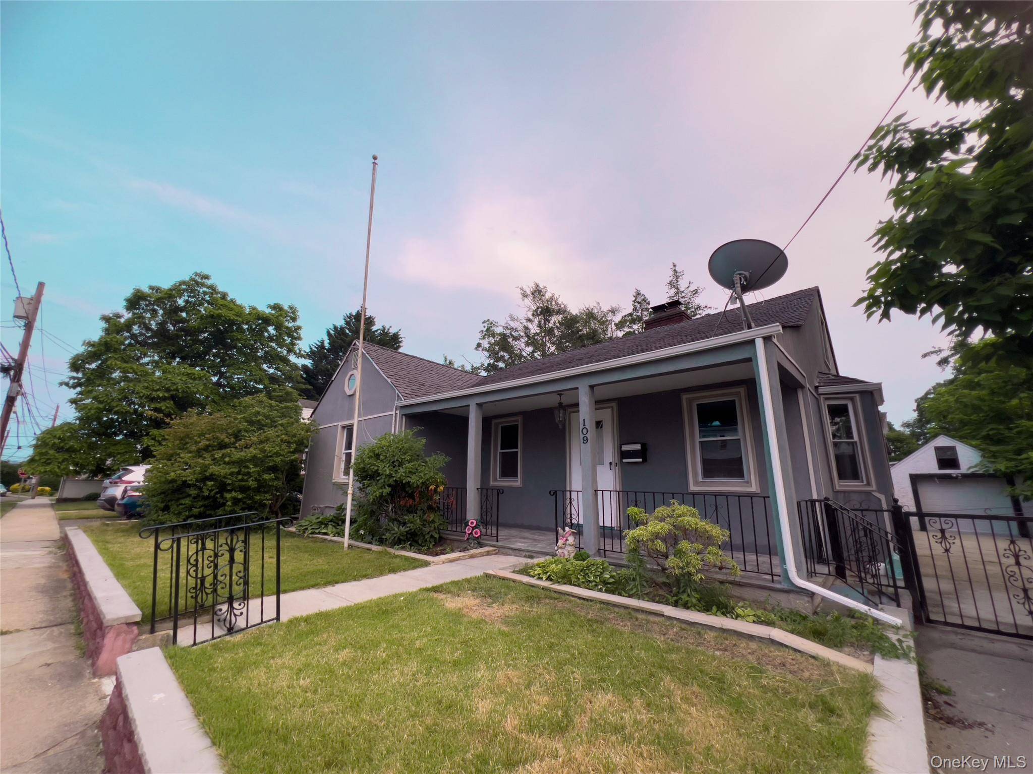 109 L ST, Elmont, NY 11003