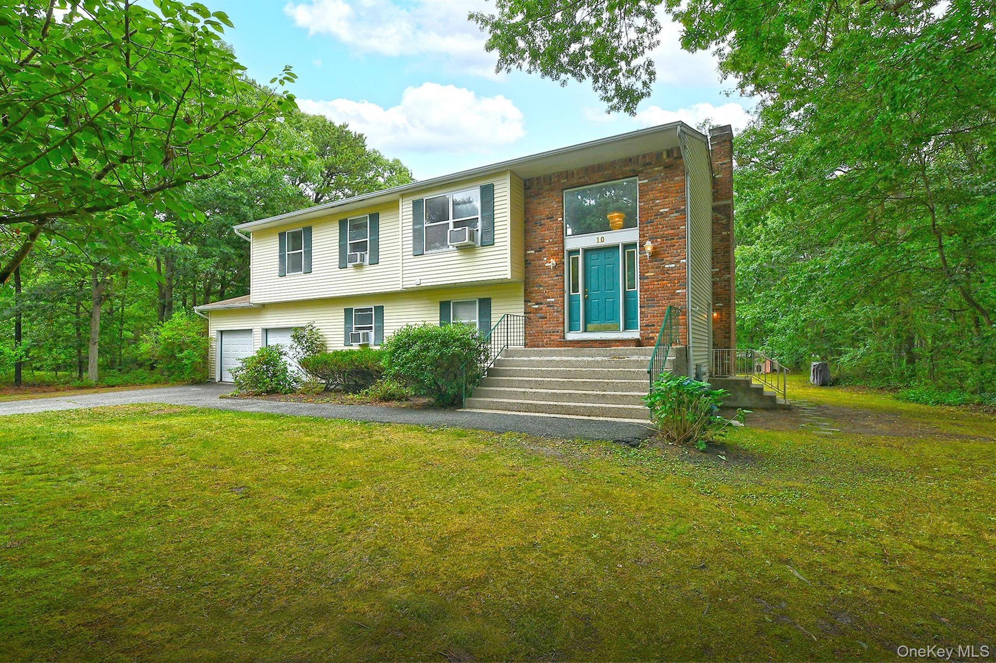 10 Woodbrook CIR, Holtsville, NY 11742