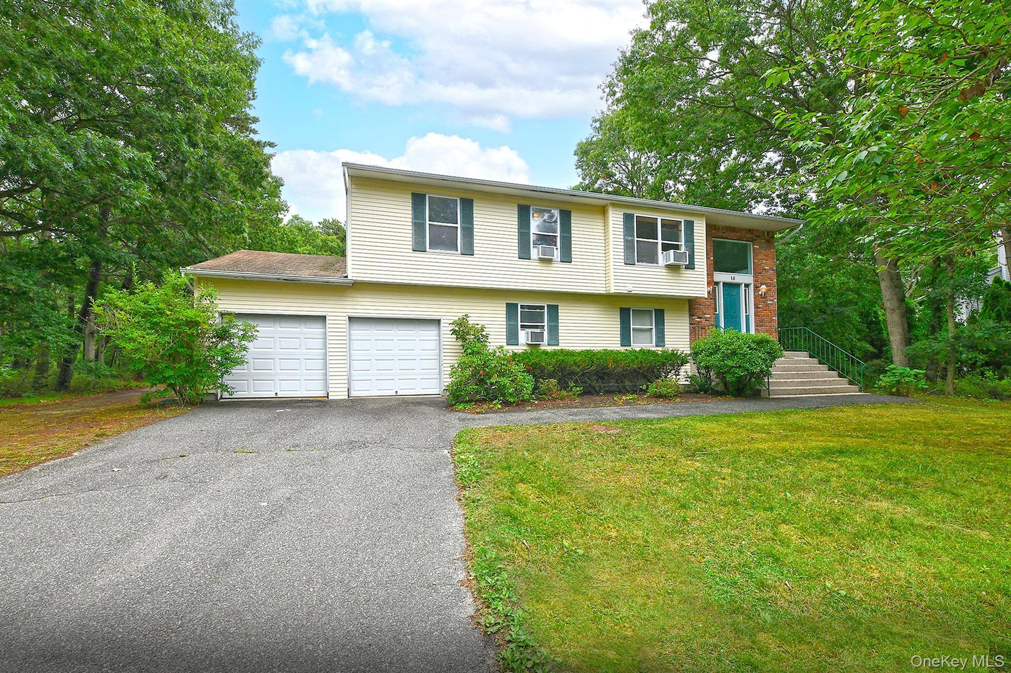 10 Woodbrook CIR, Holtsville, NY 11742