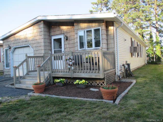130 Village CIR, Manorville, NY 11949