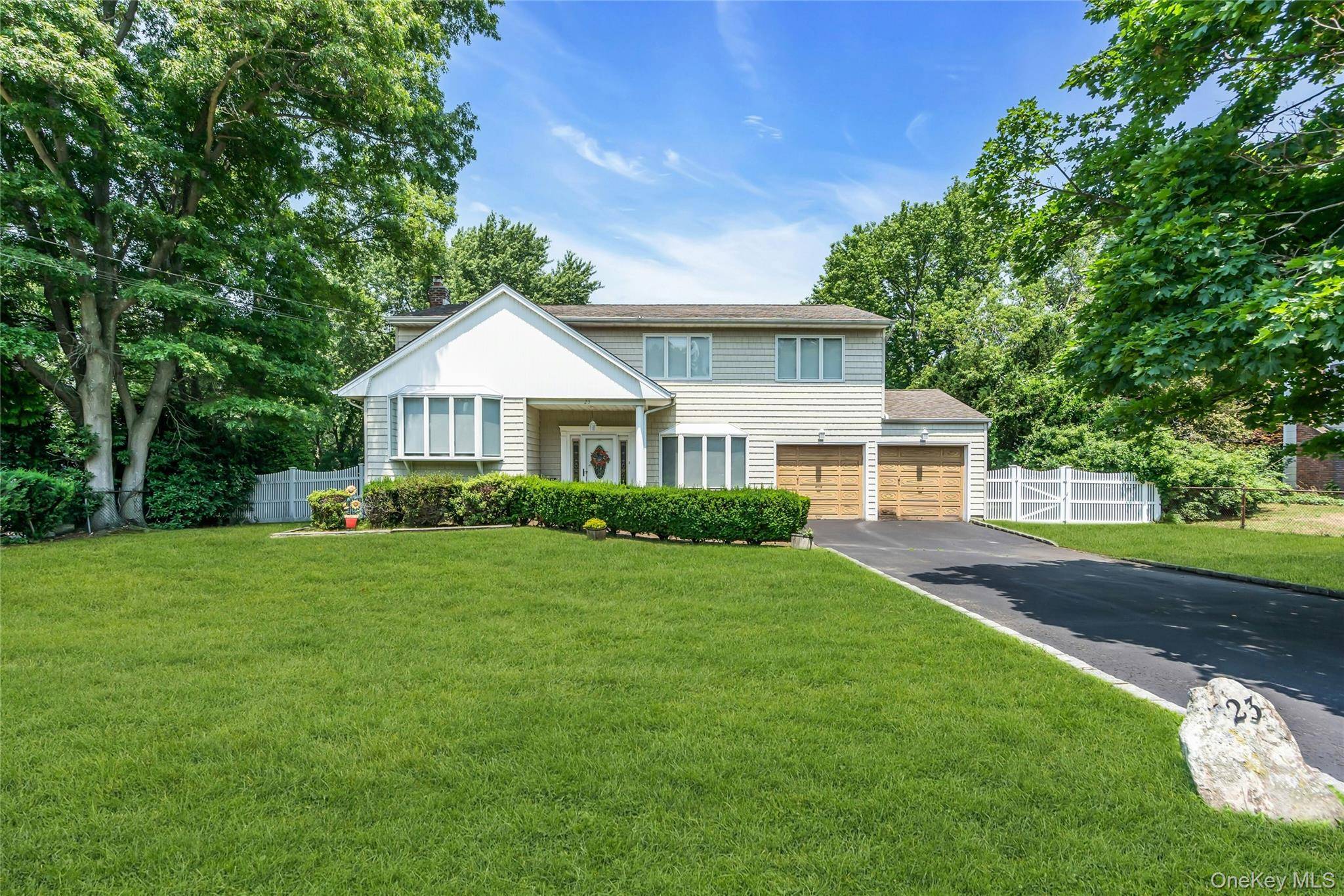23 Carpenter LN, Hauppauge, NY 11788