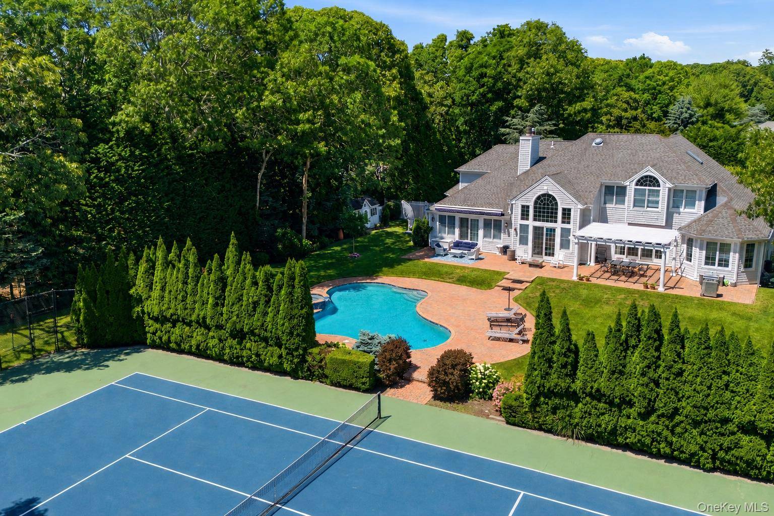 19 Cedarfield LN, Westhampton, NY 11977