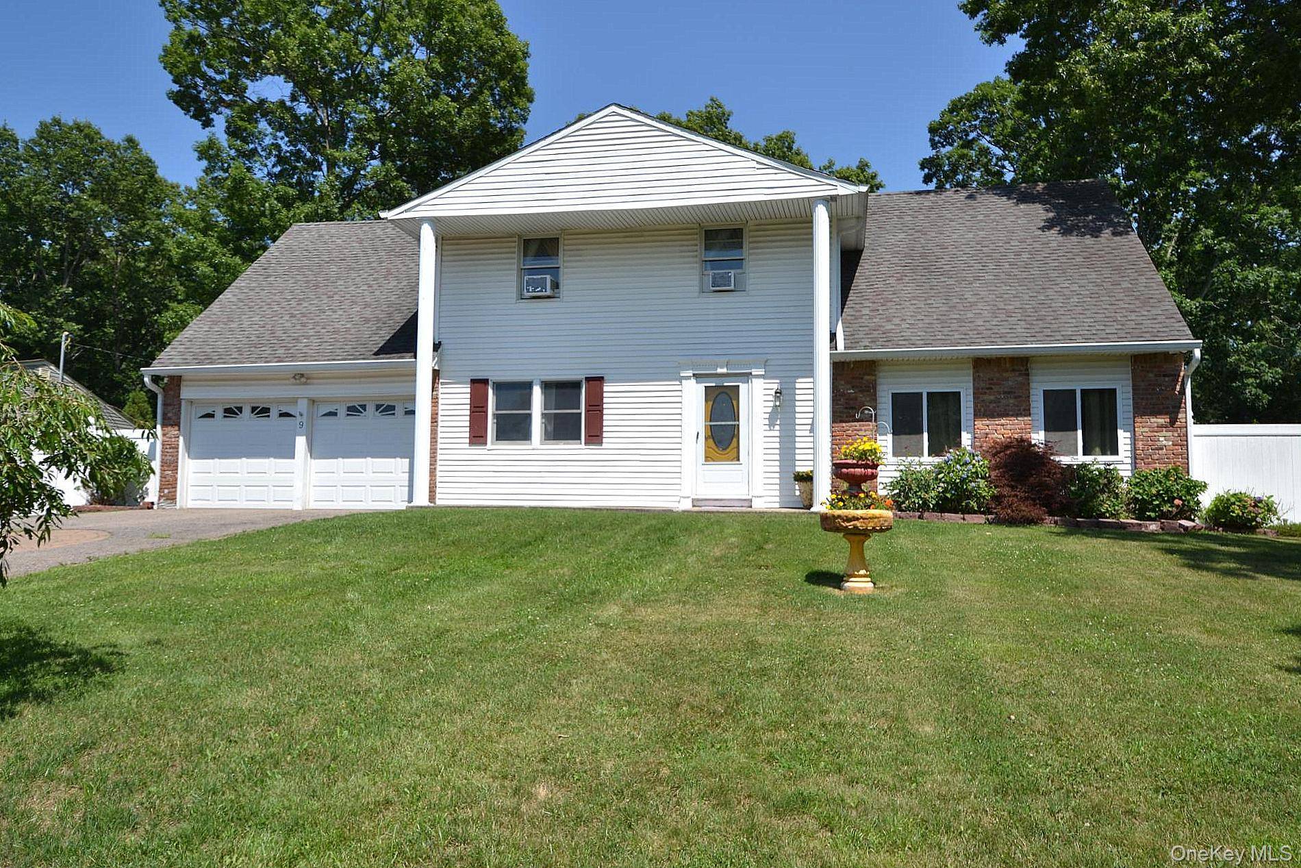 9 Woodbine ST, Coram, NY 11727
