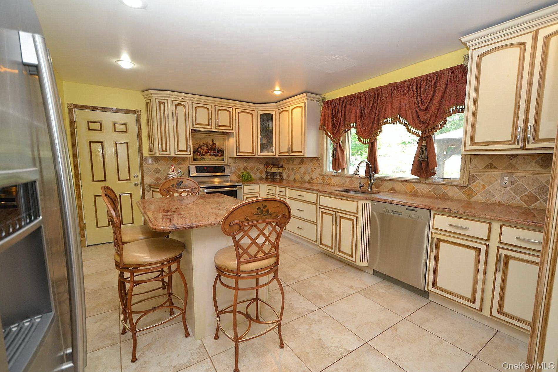 9 Woodbine ST, Coram, NY 11727