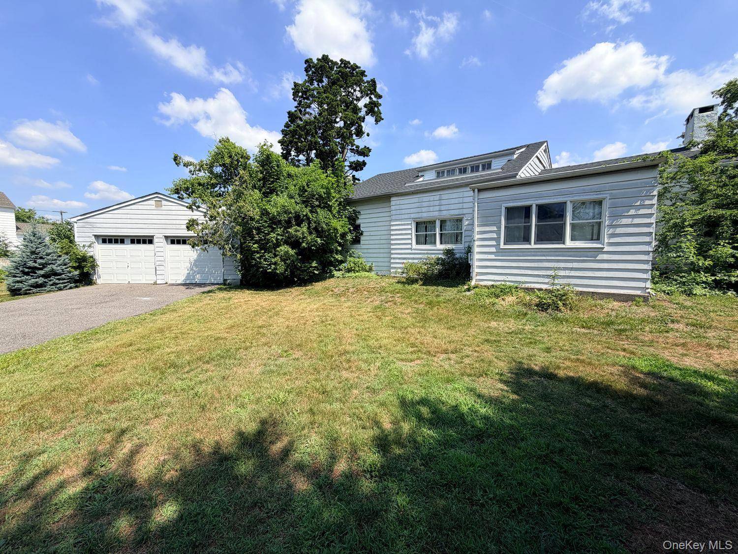 126 Eaton LN, West Islip, NY 11795