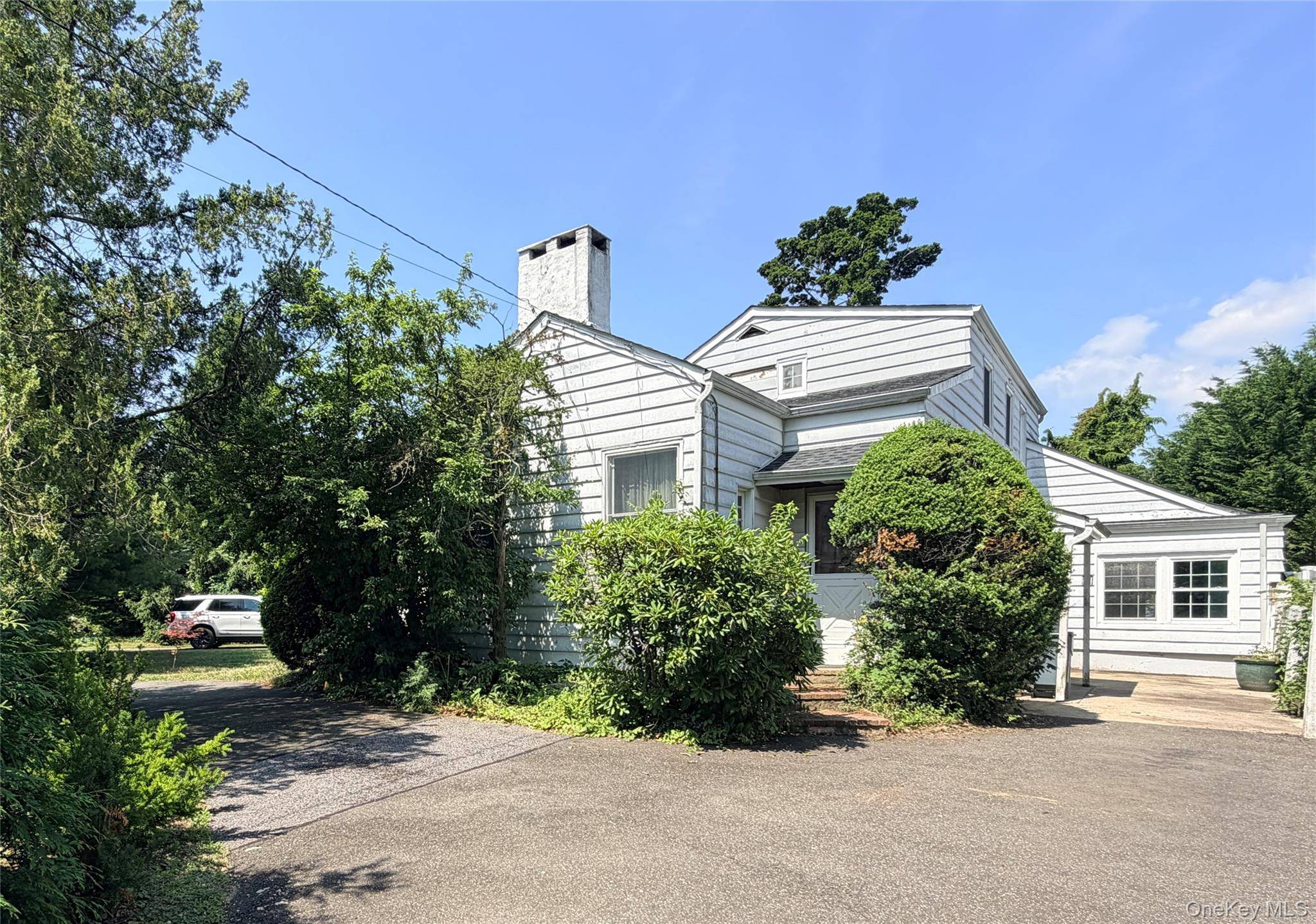 126 Eaton LN, West Islip, NY 11795