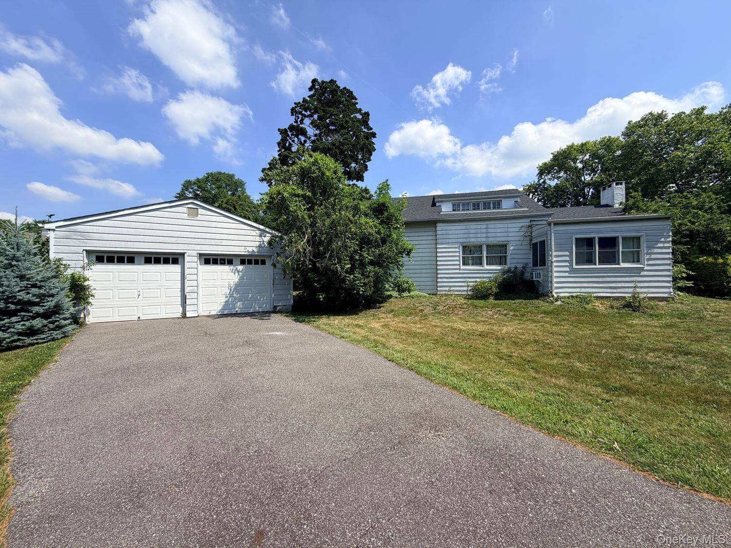 126 Eaton LN, West Islip, NY 11795