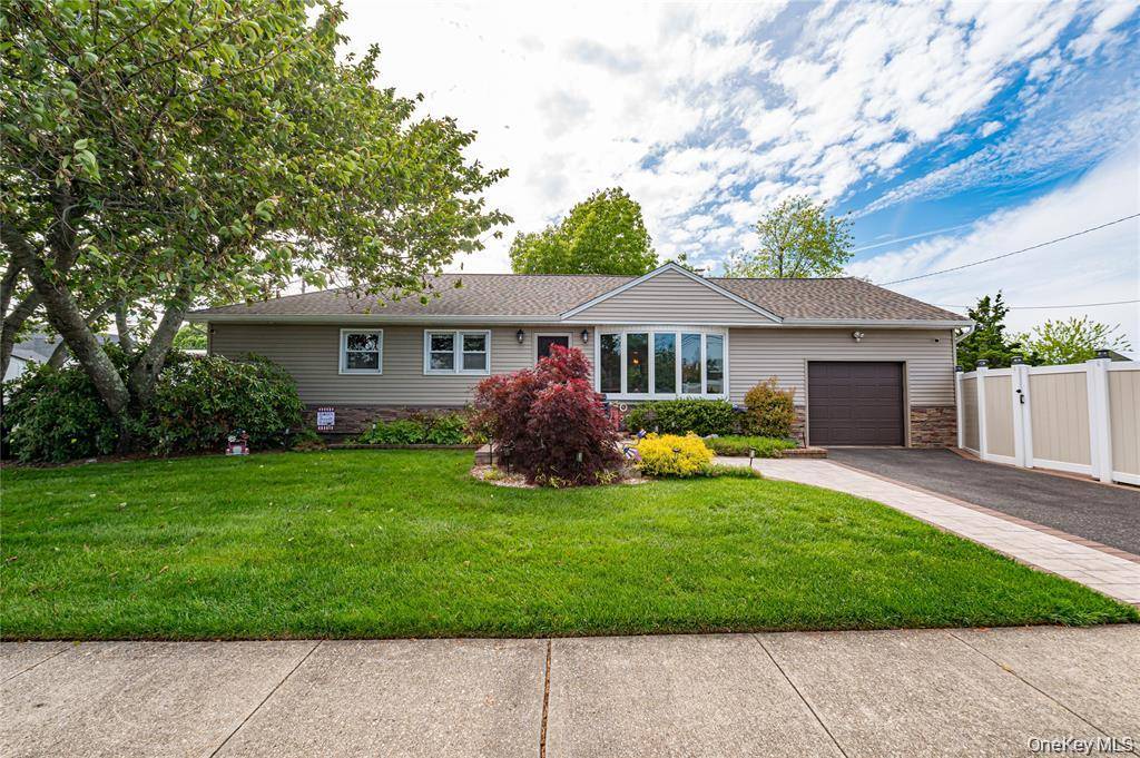 19 Buchanan AVE, Amity Harbor, NY 11701