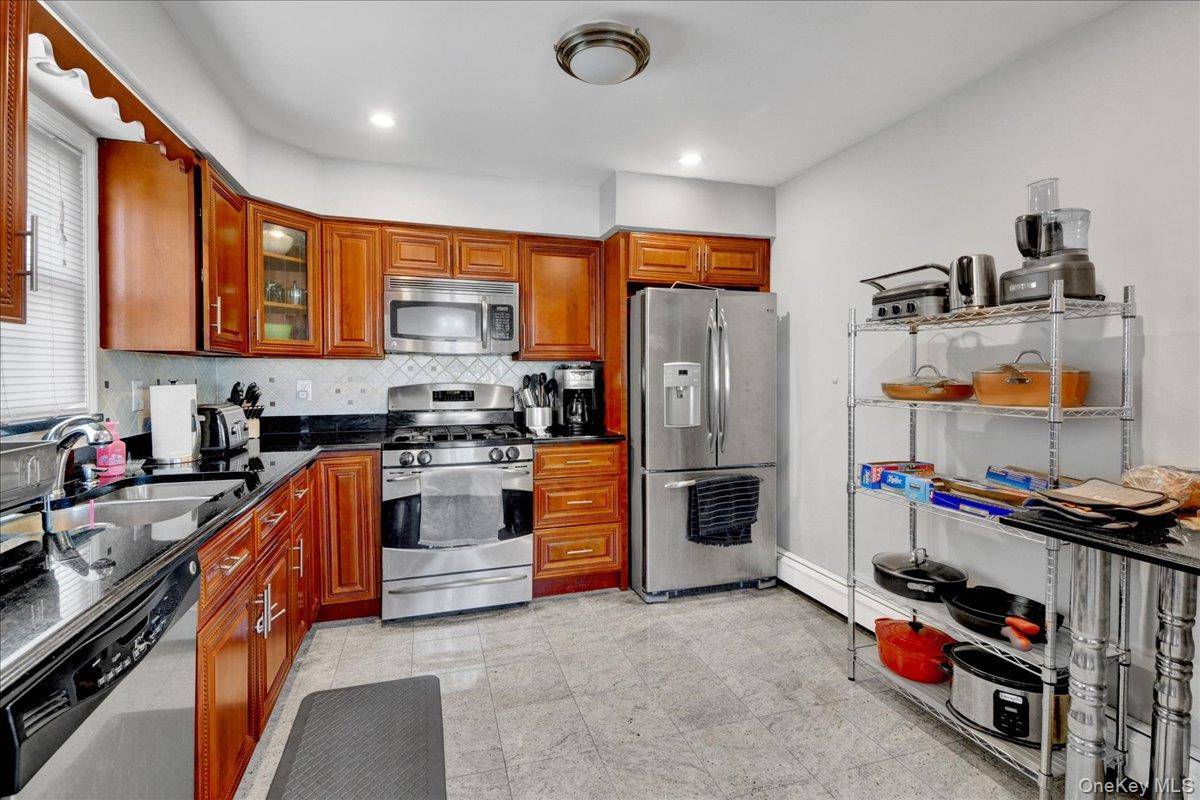 19 Storey LN, Yonkers, NY 10710
