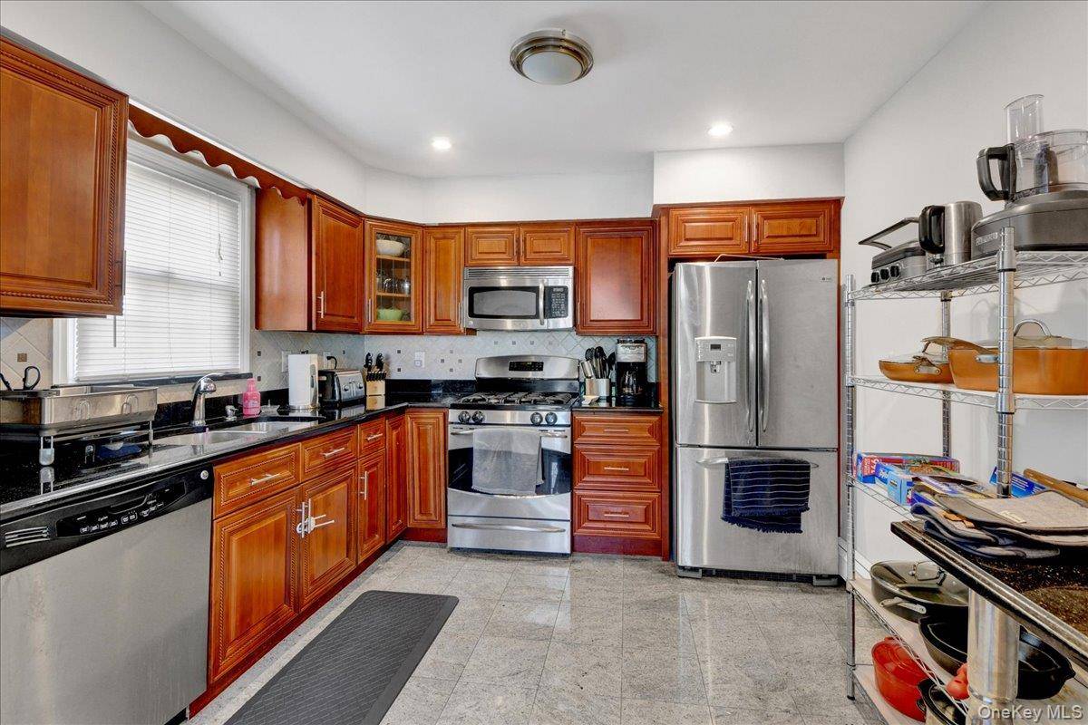 19 Storey LN, Yonkers, NY 10710