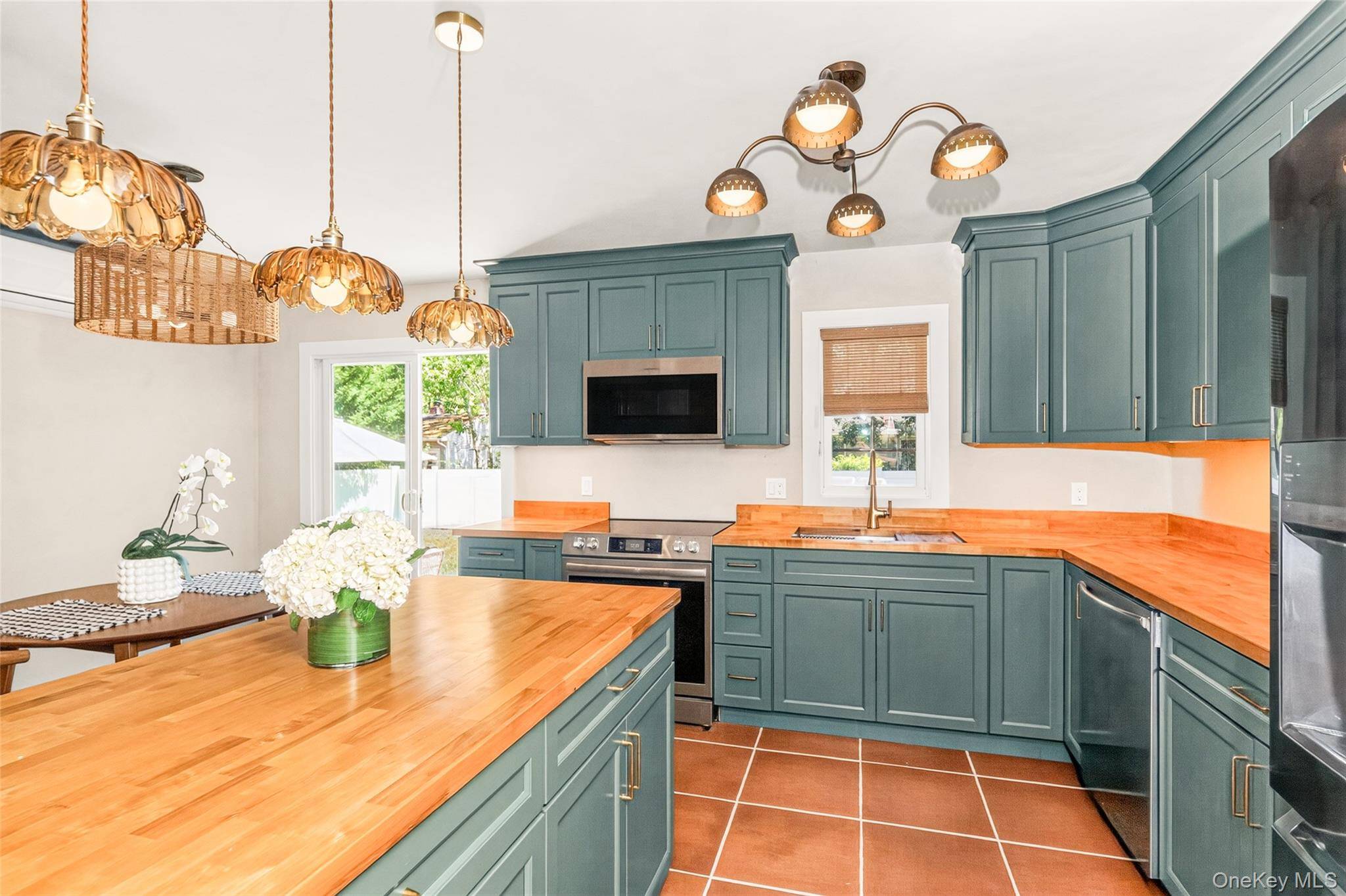 18 Lovell RD, Hampton Bays, NY 11946