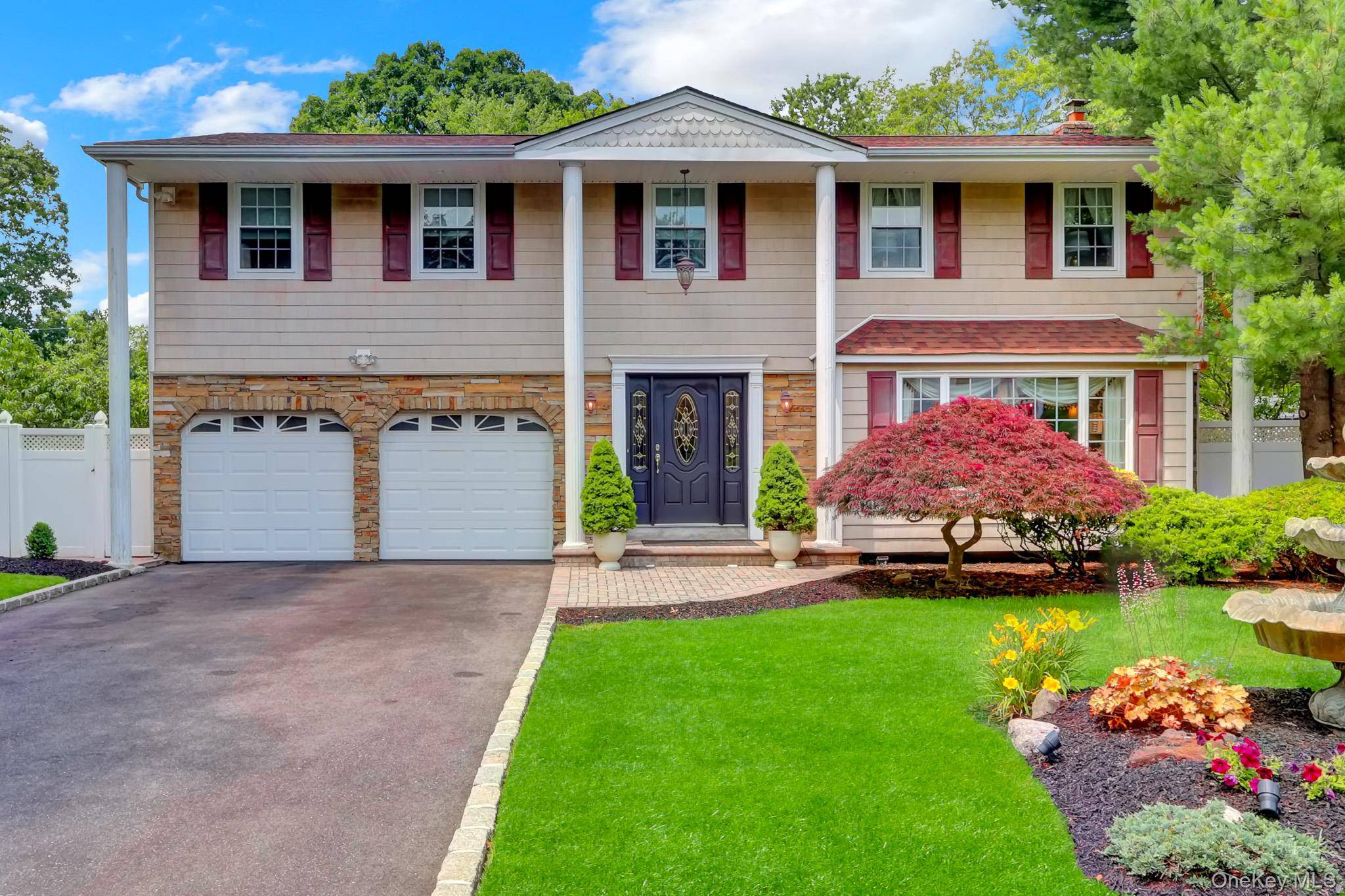 140 Wedgewood DR, Hauppauge, NY 11788