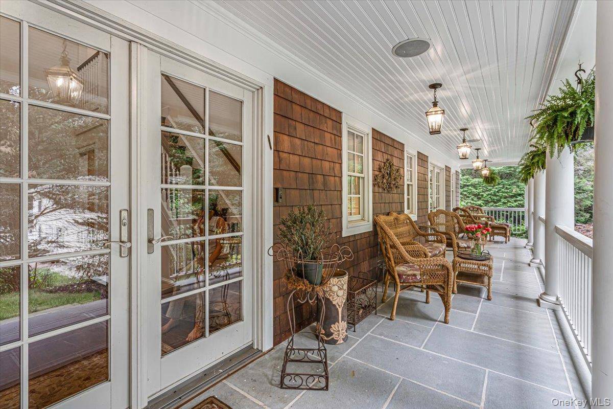 39 Cherry LN, Syosset, NY 11791