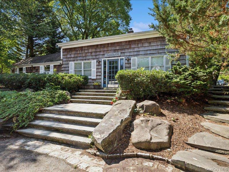 386 Bread And Cheese Hollow RD, Northport, NY 11768