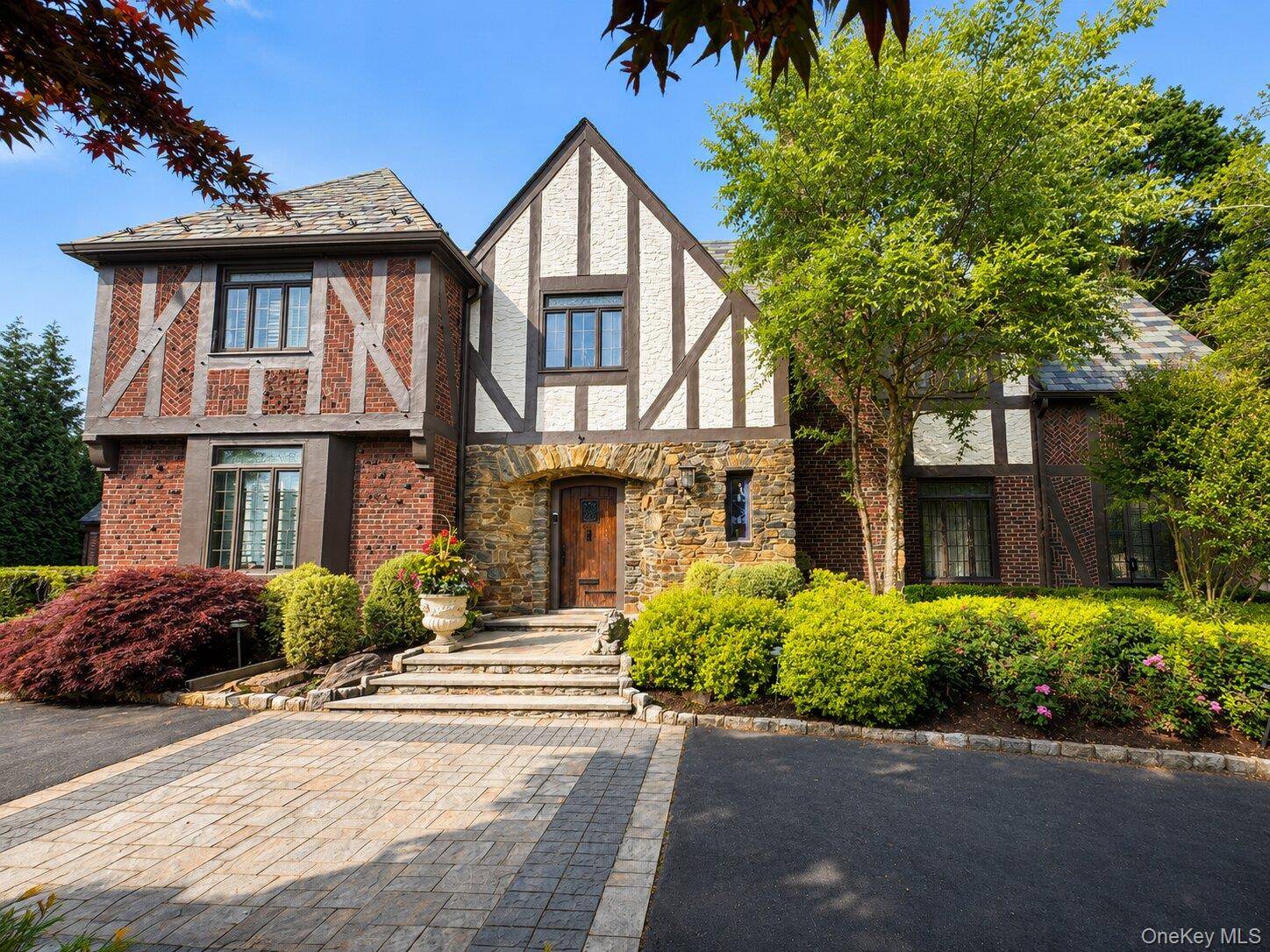 76 Wood LN, Woodsburgh, NY 11598