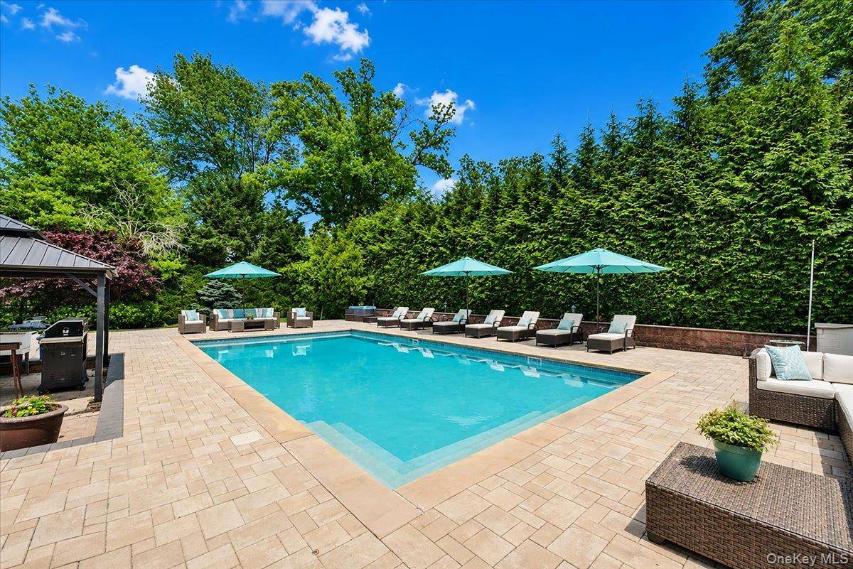 345 Heather LN, Hewlett Harbor, NY 11557