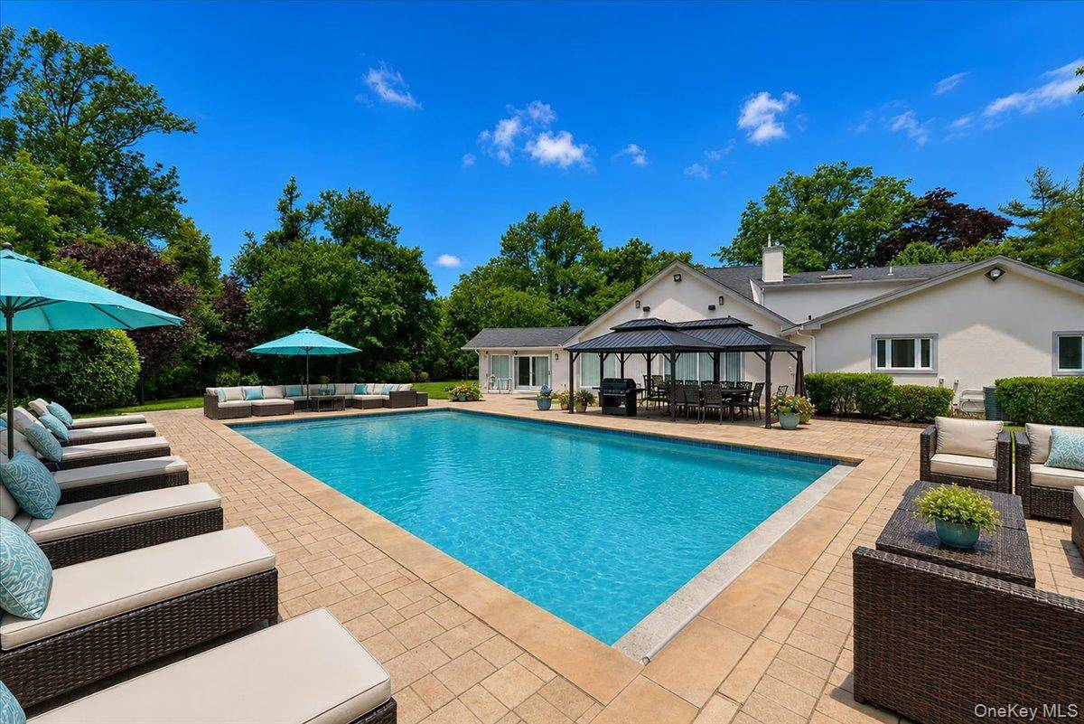 345 Heather LN, Hewlett Harbor, NY 11557