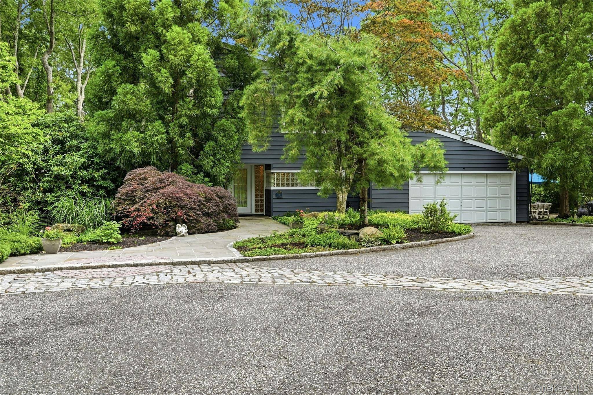 18 Nicole CT, Manorville, NY 11949