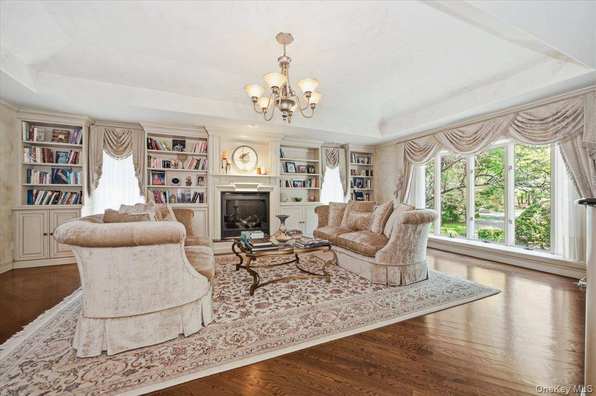 33 Meadow Farm RD, East Islip, NY 11730