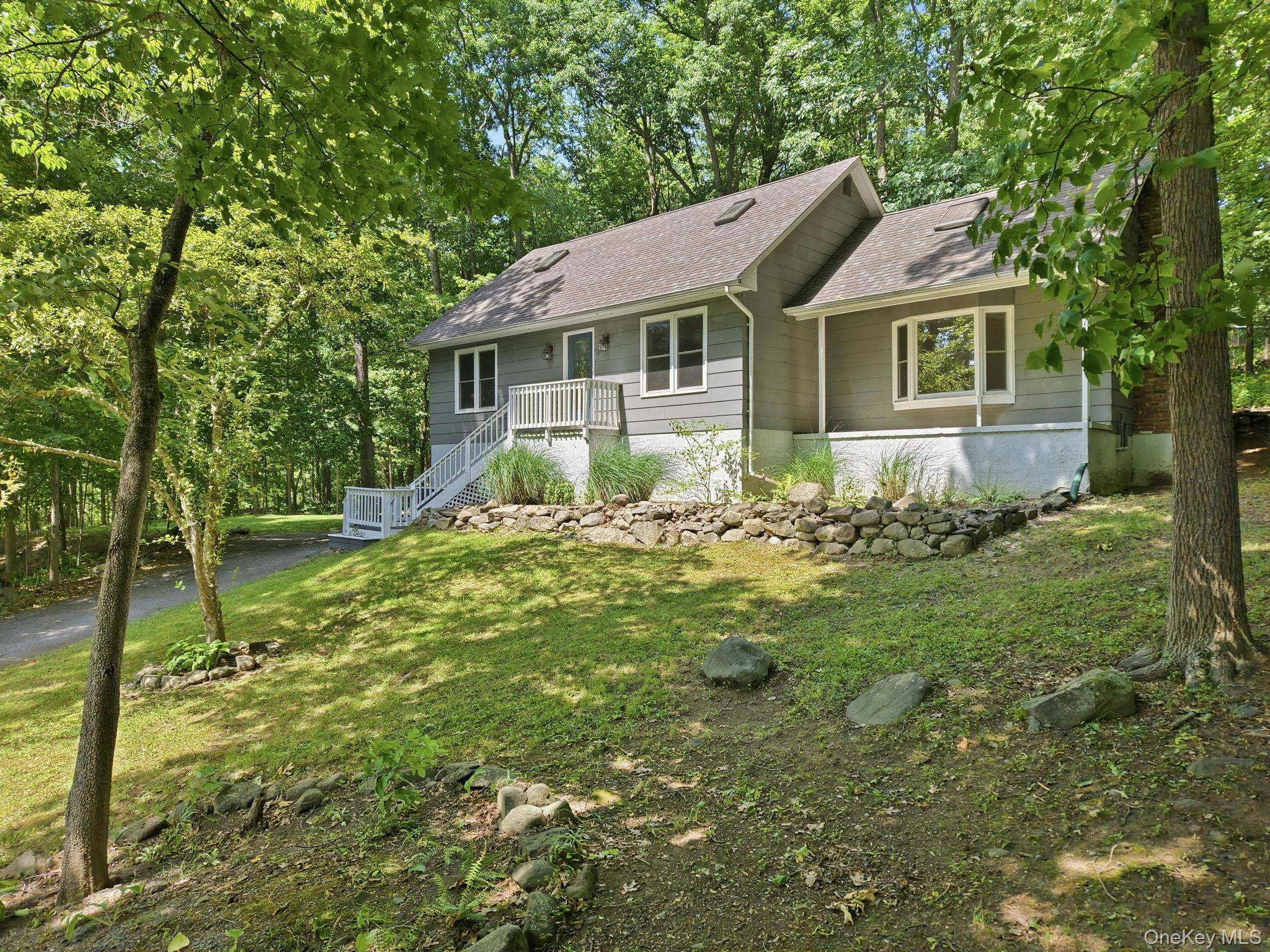 3 Dogwood HOLW, New Paltz, NY 12561
