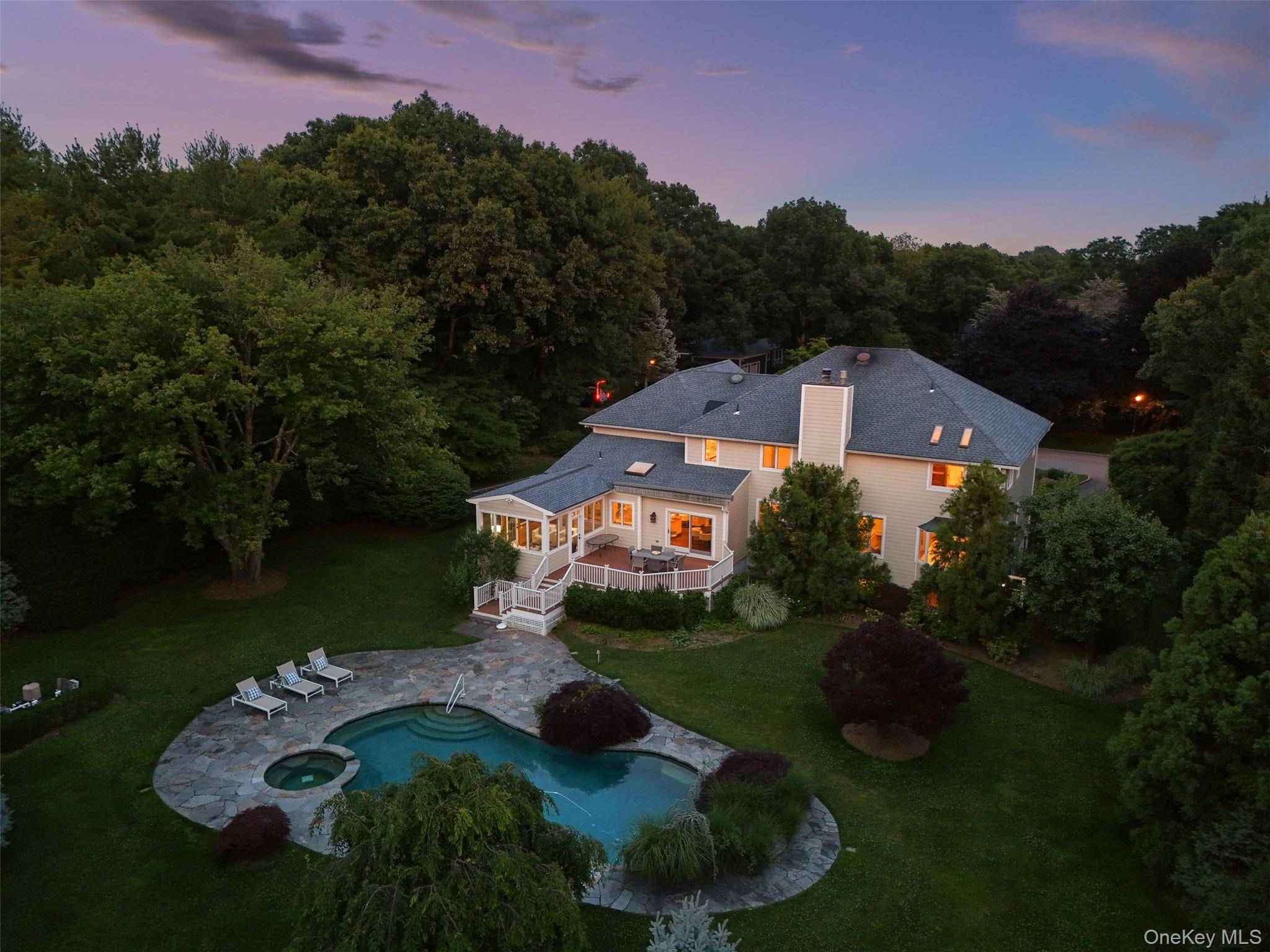 10 Crestview DR, Pleasantville, NY 10570