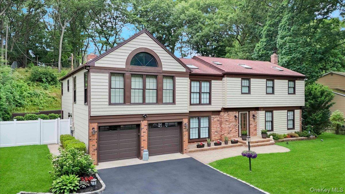 10 Burham DR, Smithtown, NY 11787