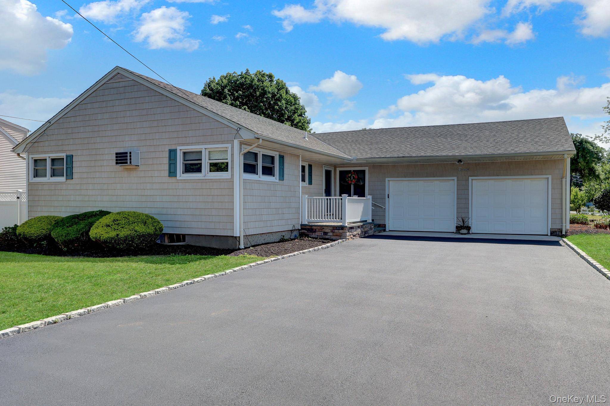 12 Bainbridge AVE, Melville, NY 11747