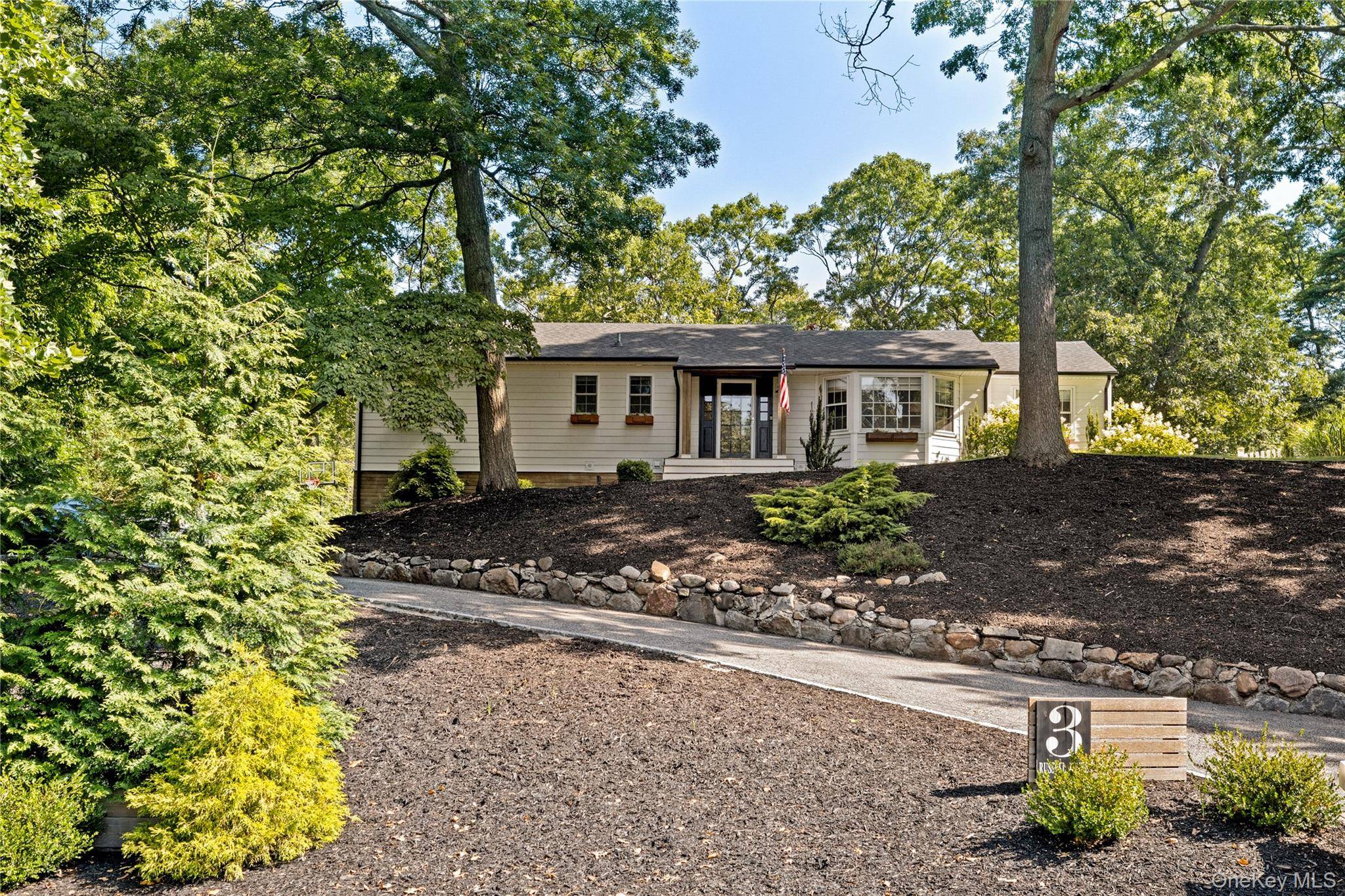 3 Russell DR, Wading River, NY 11792