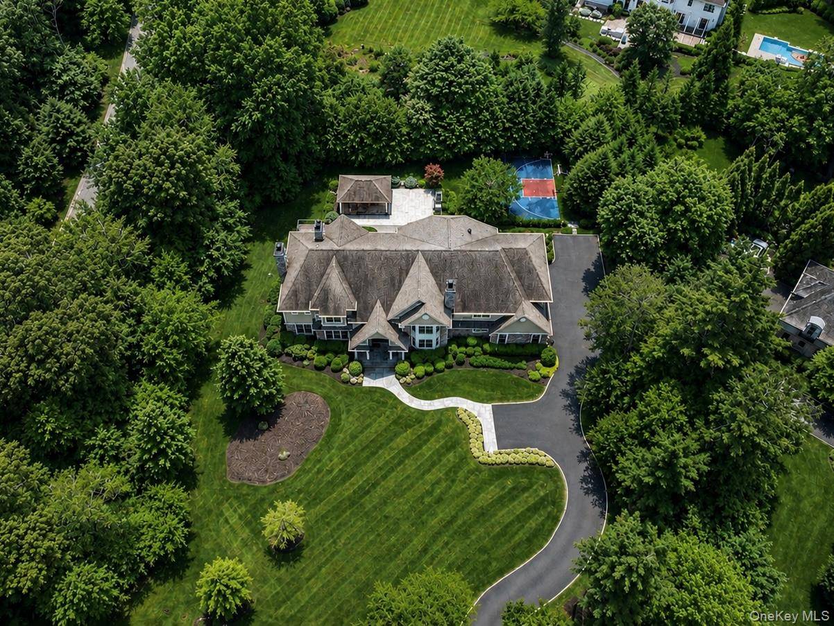 1 Bromley CT, Muttontown, NY 11791