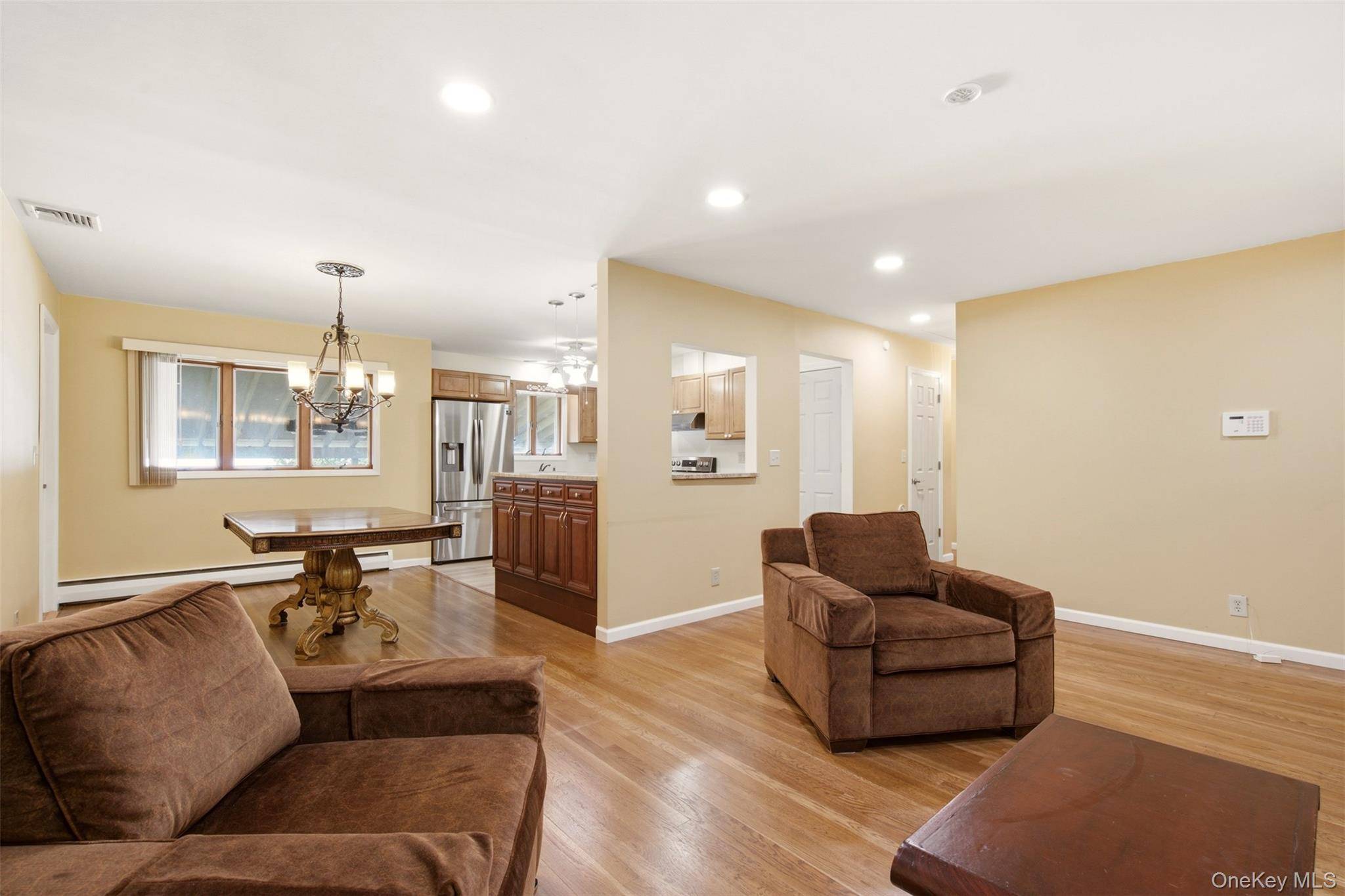 18 Solow LN, East Northport, NY 11731