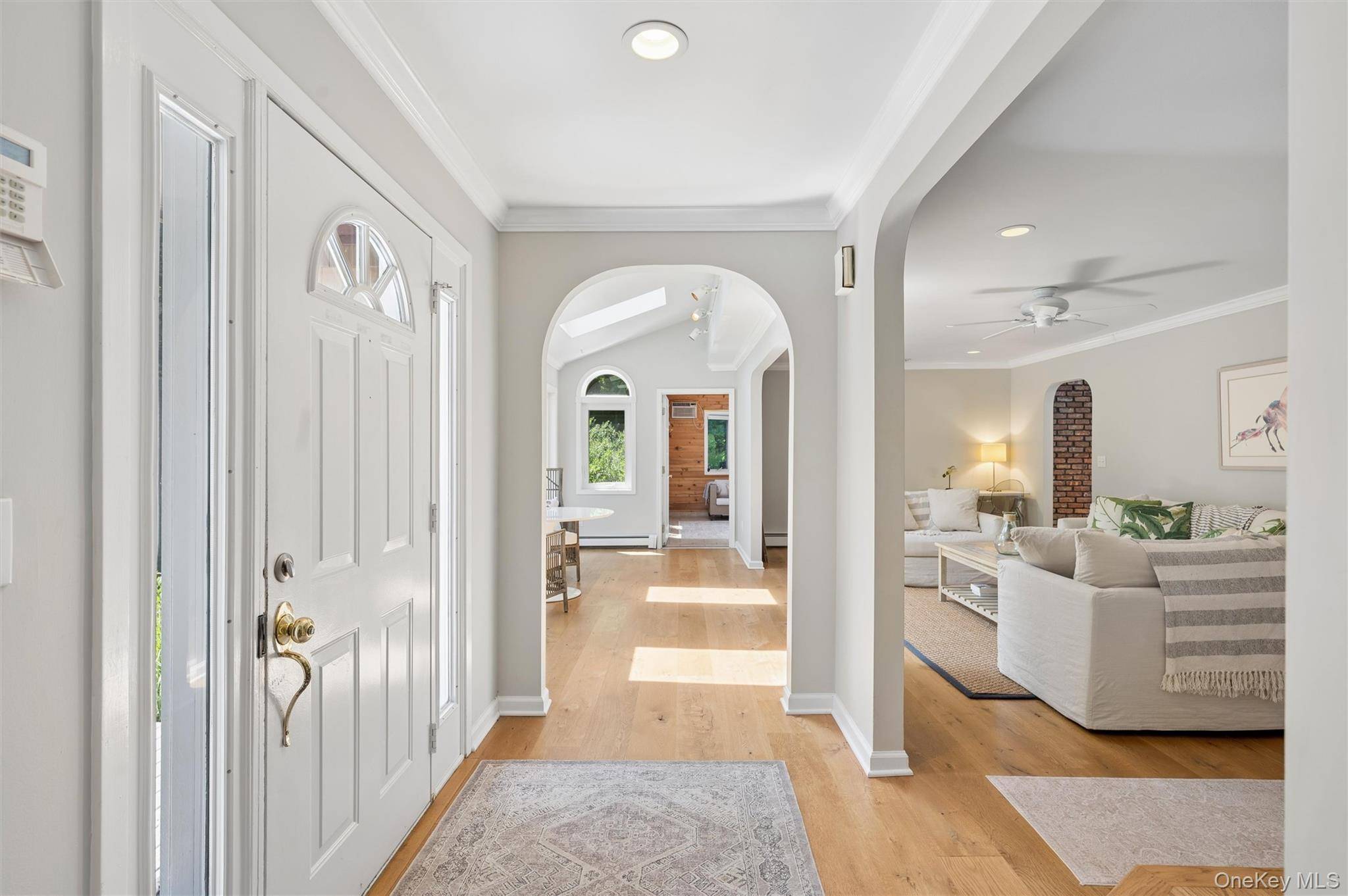 13 Buttercup LN, Westhampton, NY 11977