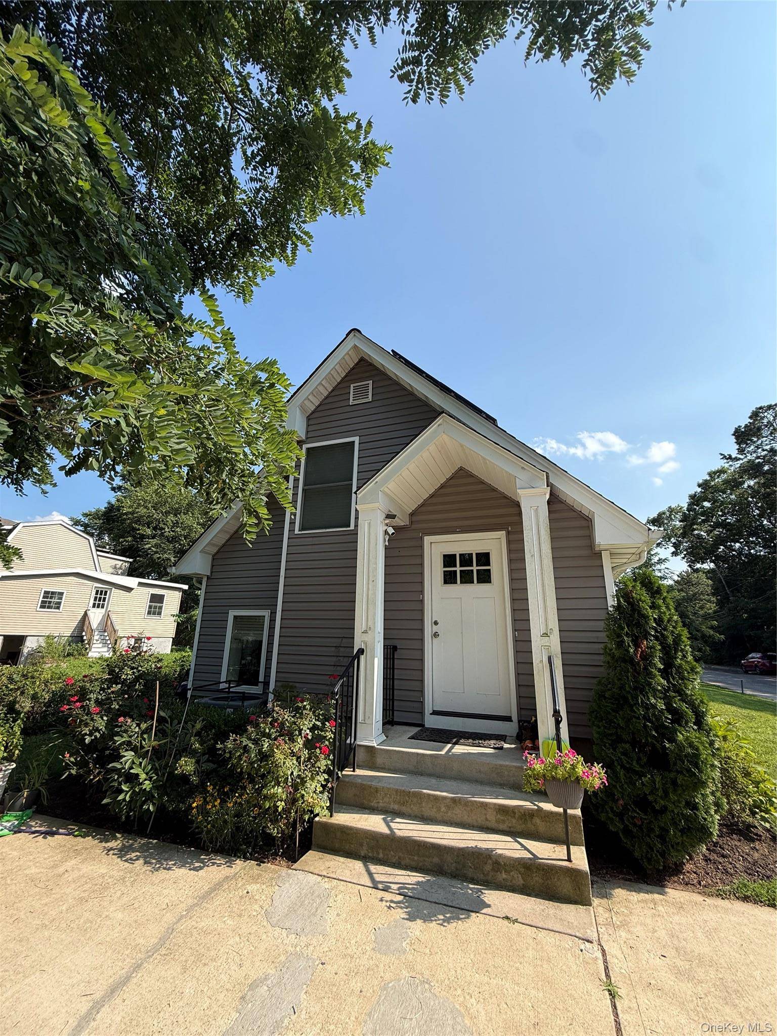 16 Oak AVE, Riverhead, NY 11901