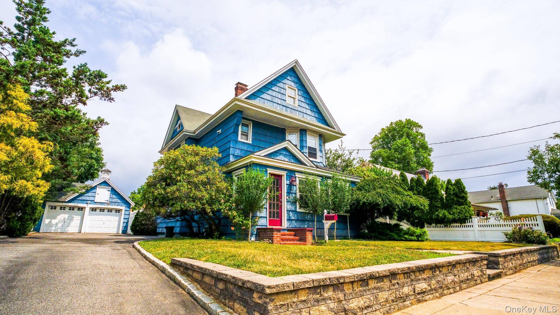 14 Easton ST, Lindenhurst, NY 11757