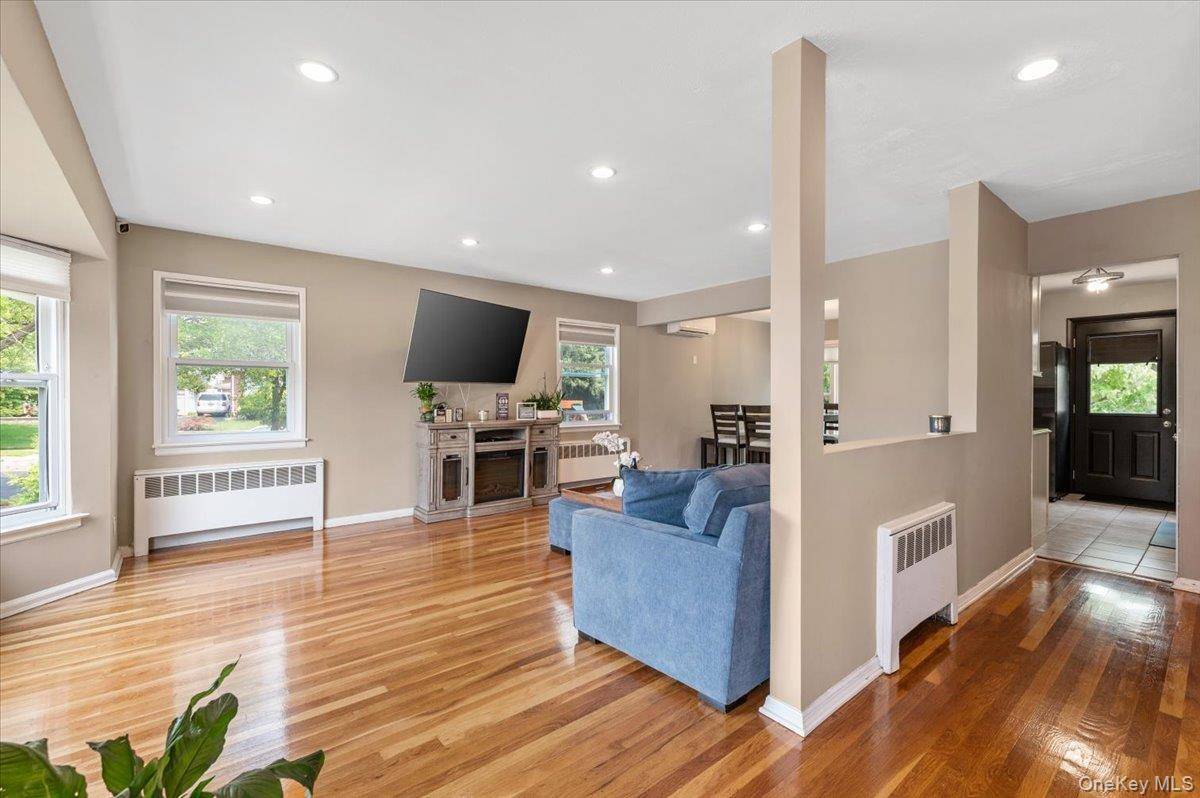 72 Pembrook DR, Mineola, NY 11501