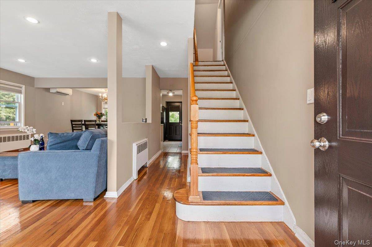 72 Pembrook DR, Mineola, NY 11501