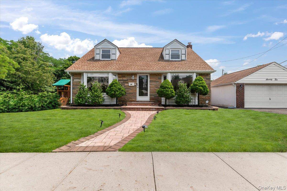 72 Pembrook DR, Mineola, NY 11501