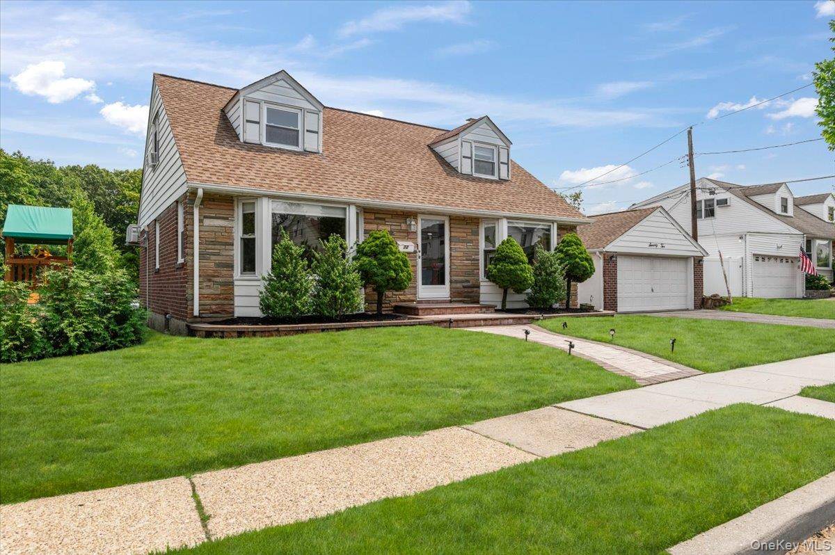 72 Pembrook DR, Mineola, NY 11501