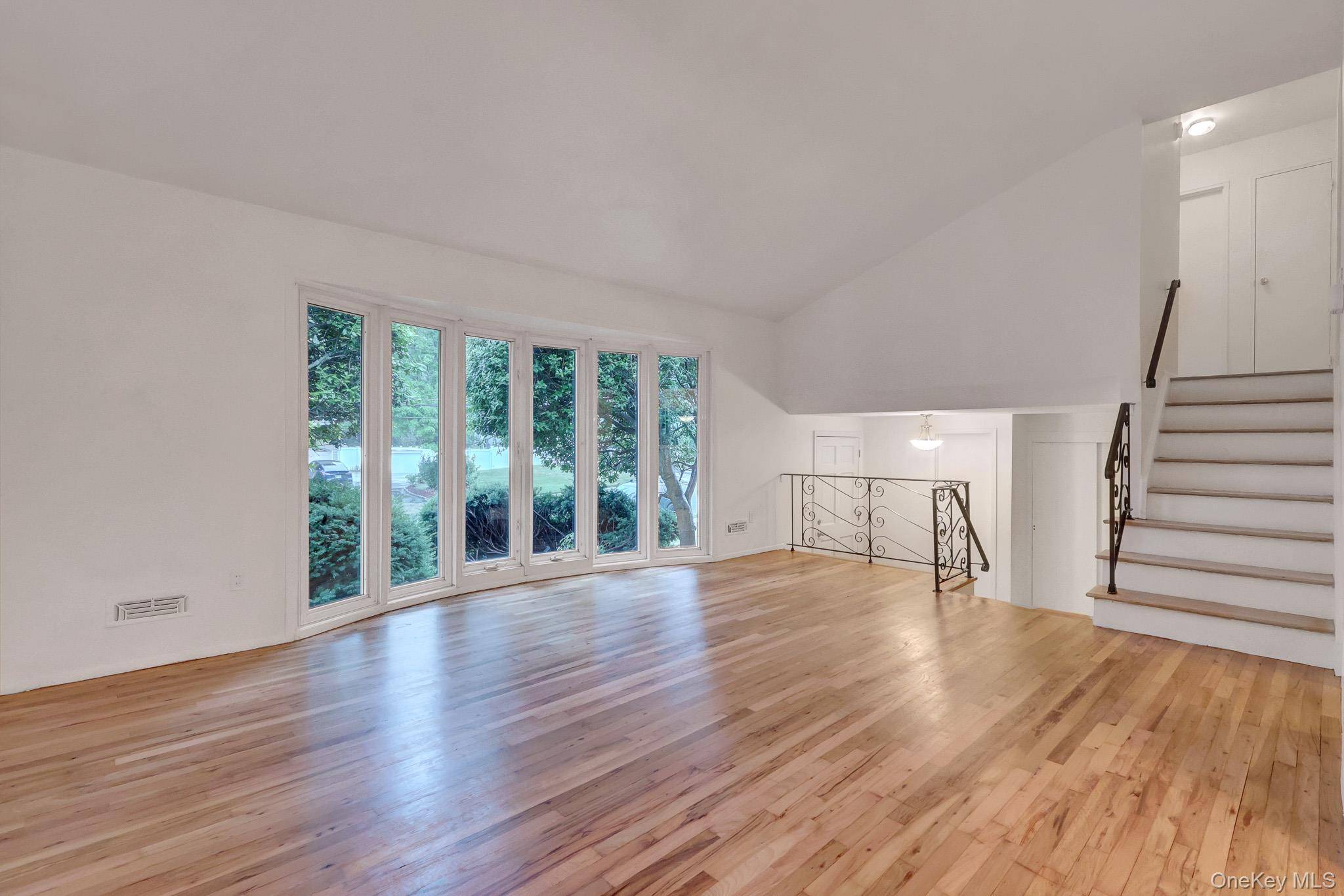 135 Atlantic PL, Hauppauge, NY 11788