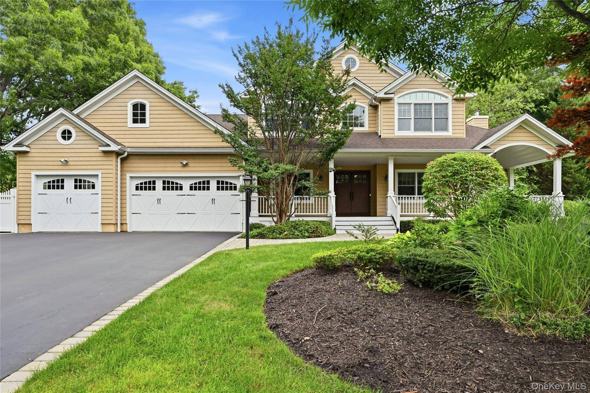 12 Glenridge LN, Kings Park, NY 11754