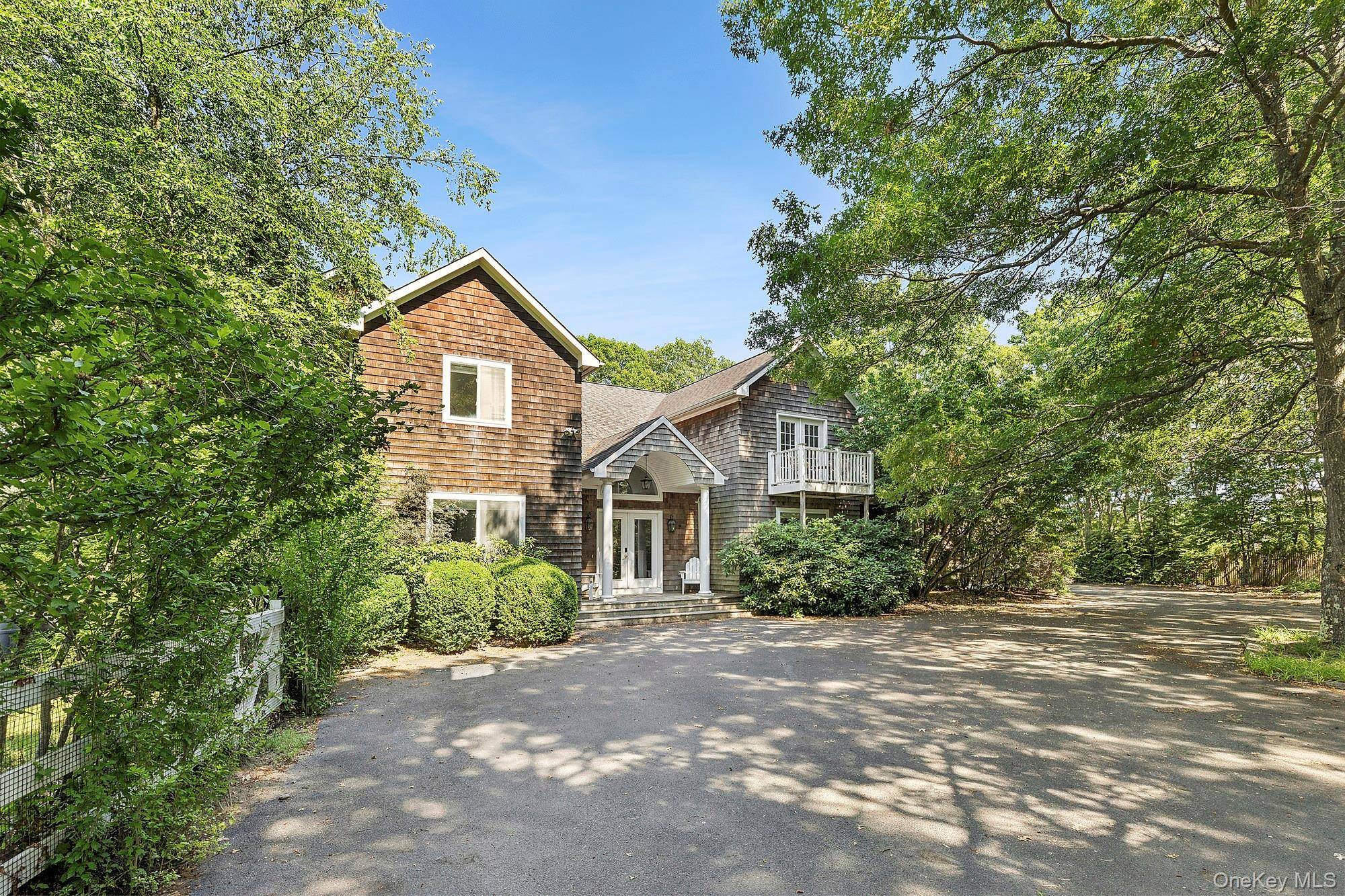 9 Rosebud LN, East Quogue, NY 11942