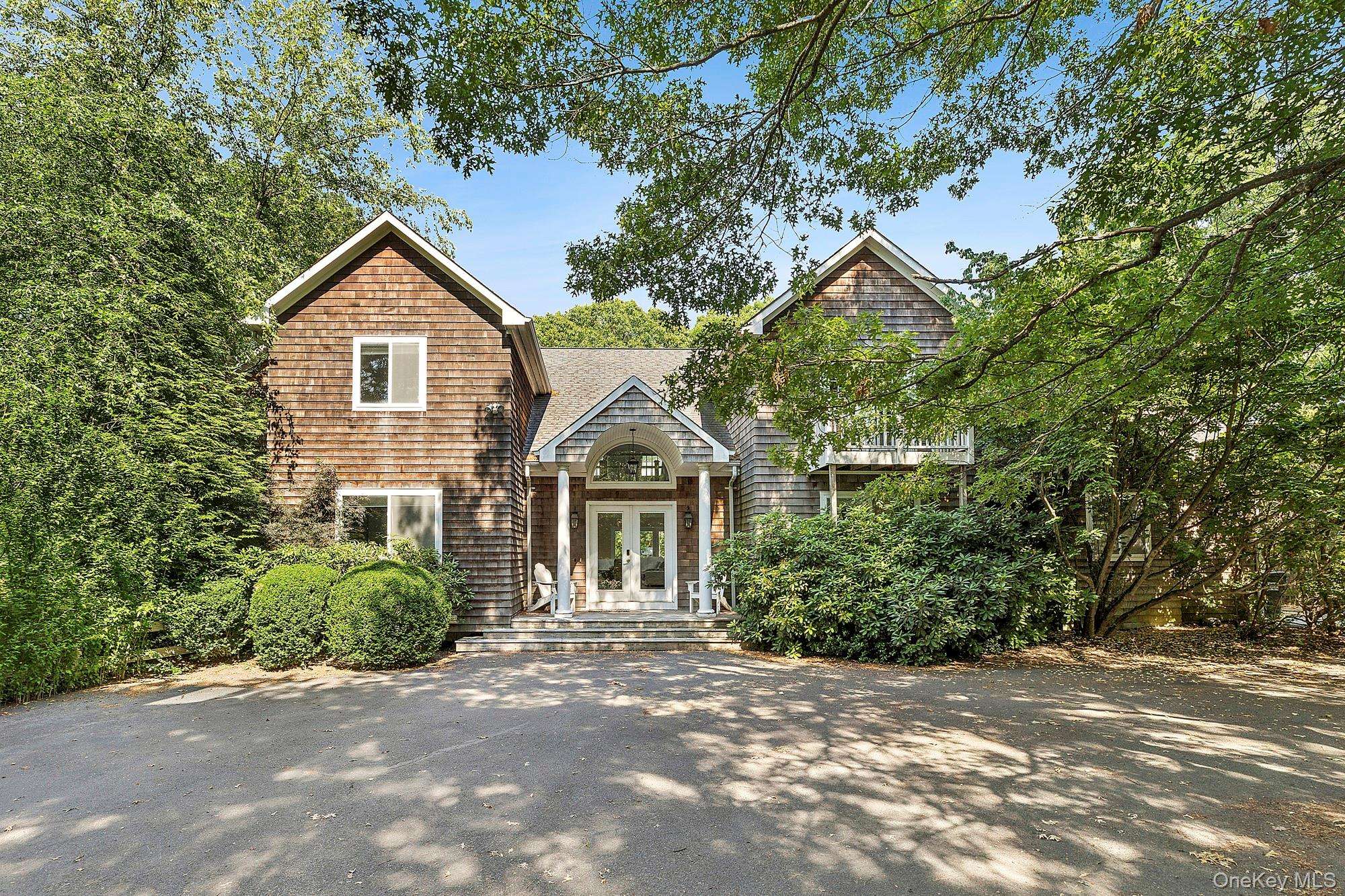 9 Rosebud LN, East Quogue, NY 11942