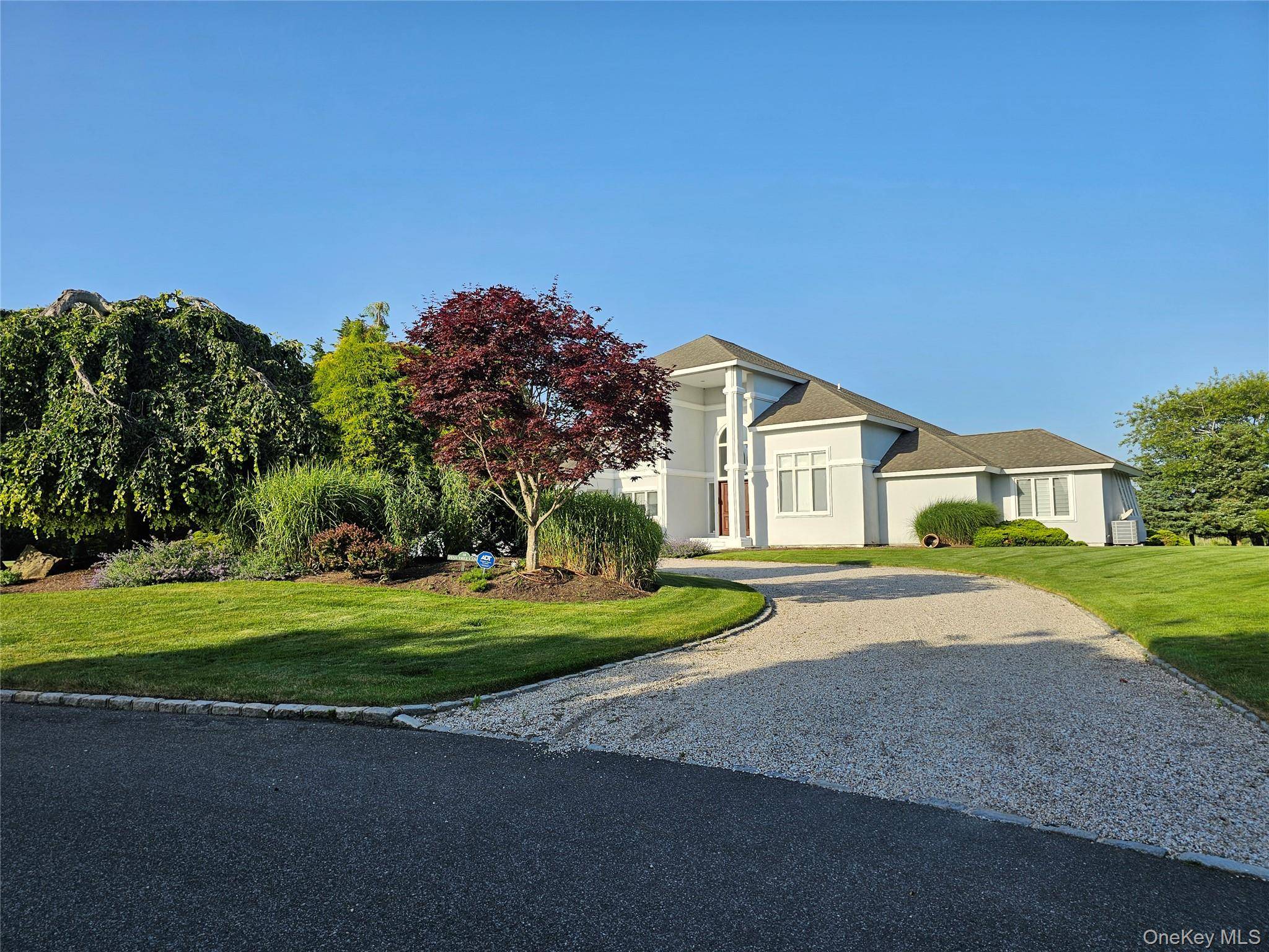 18 Pine Tree LN, Westhampton, NY 11977