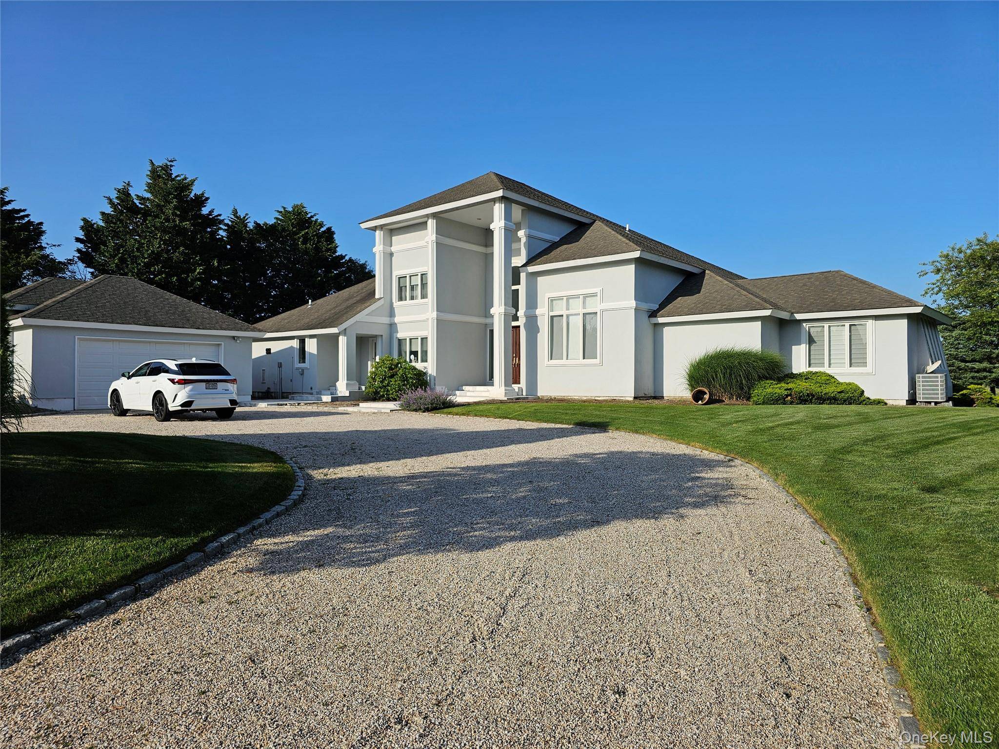 18 Pine Tree LN, Westhampton, NY 11977