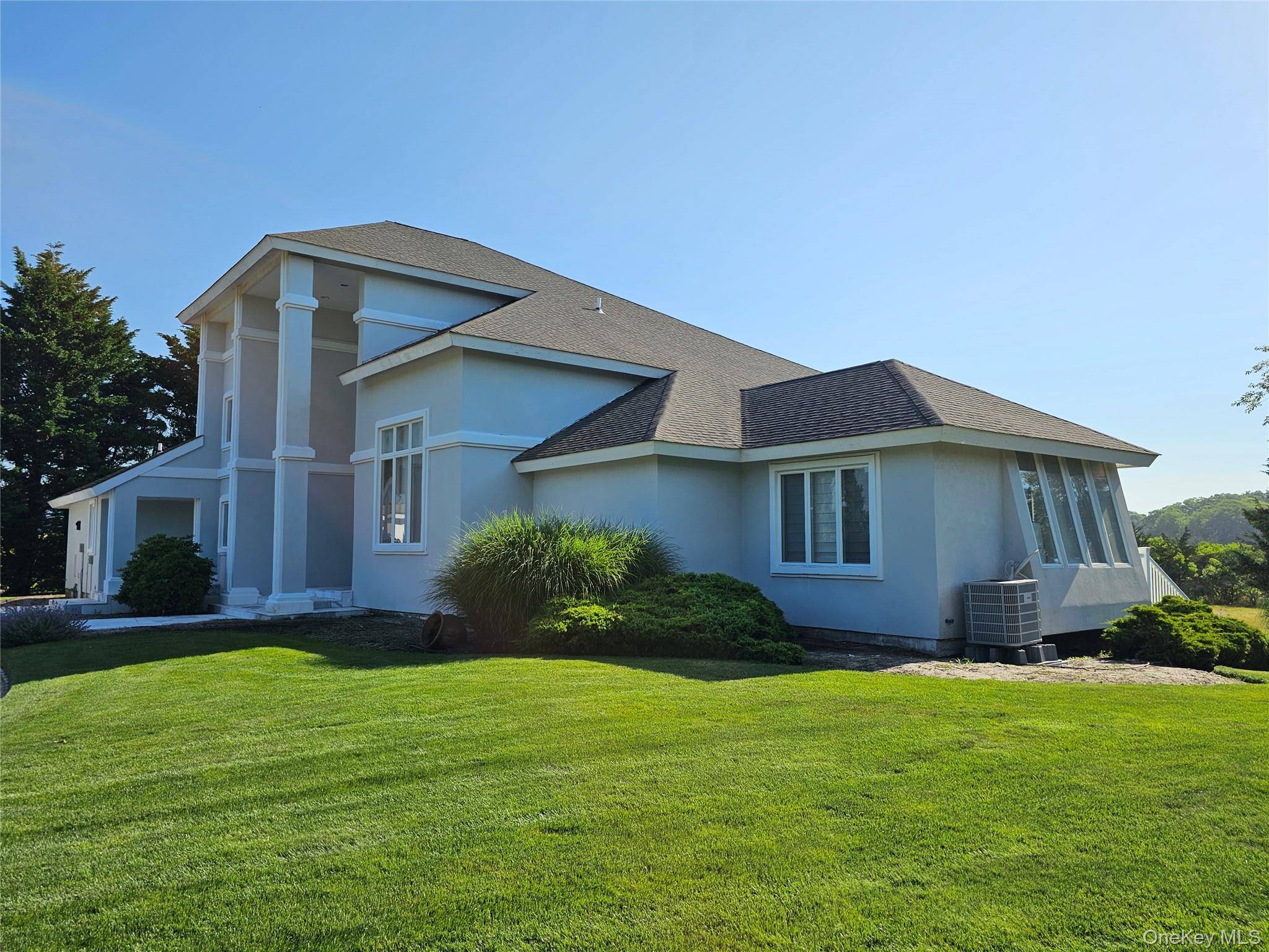 18 Pine Tree LN, Westhampton, NY 11977