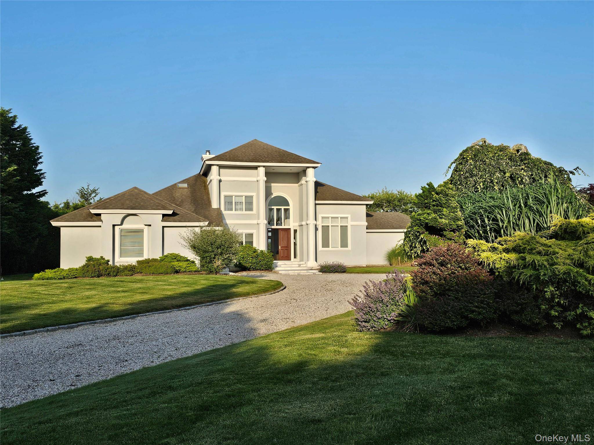 18 Pine Tree LN, Westhampton, NY 11977
