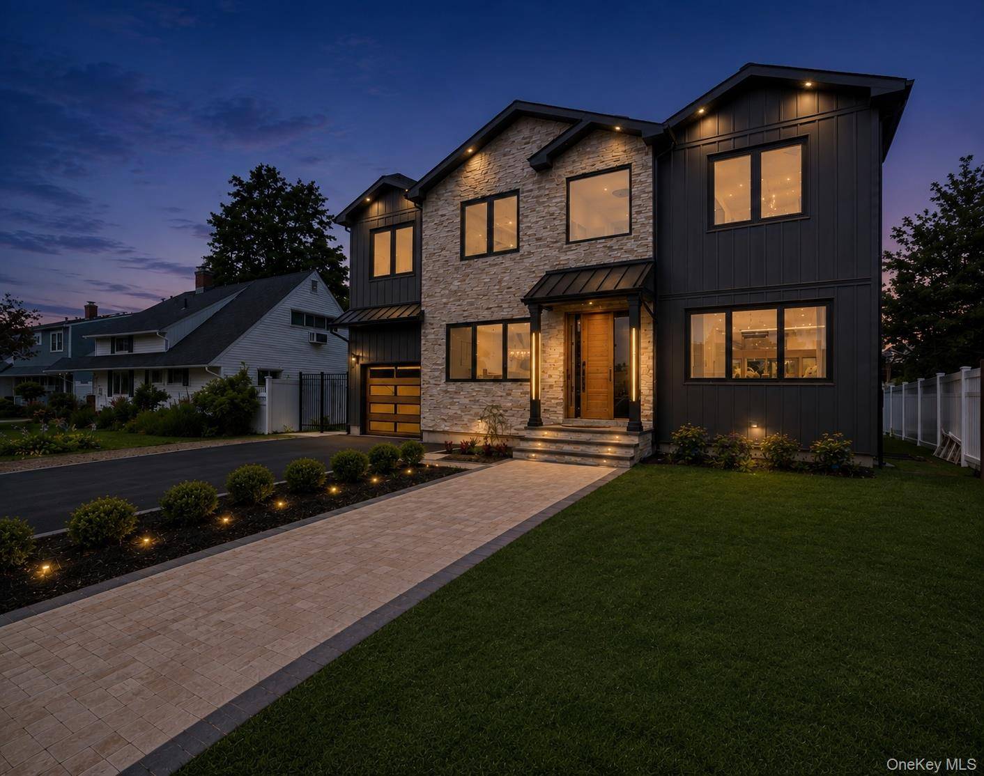 28 Choir LN, Westbury, NY 11590