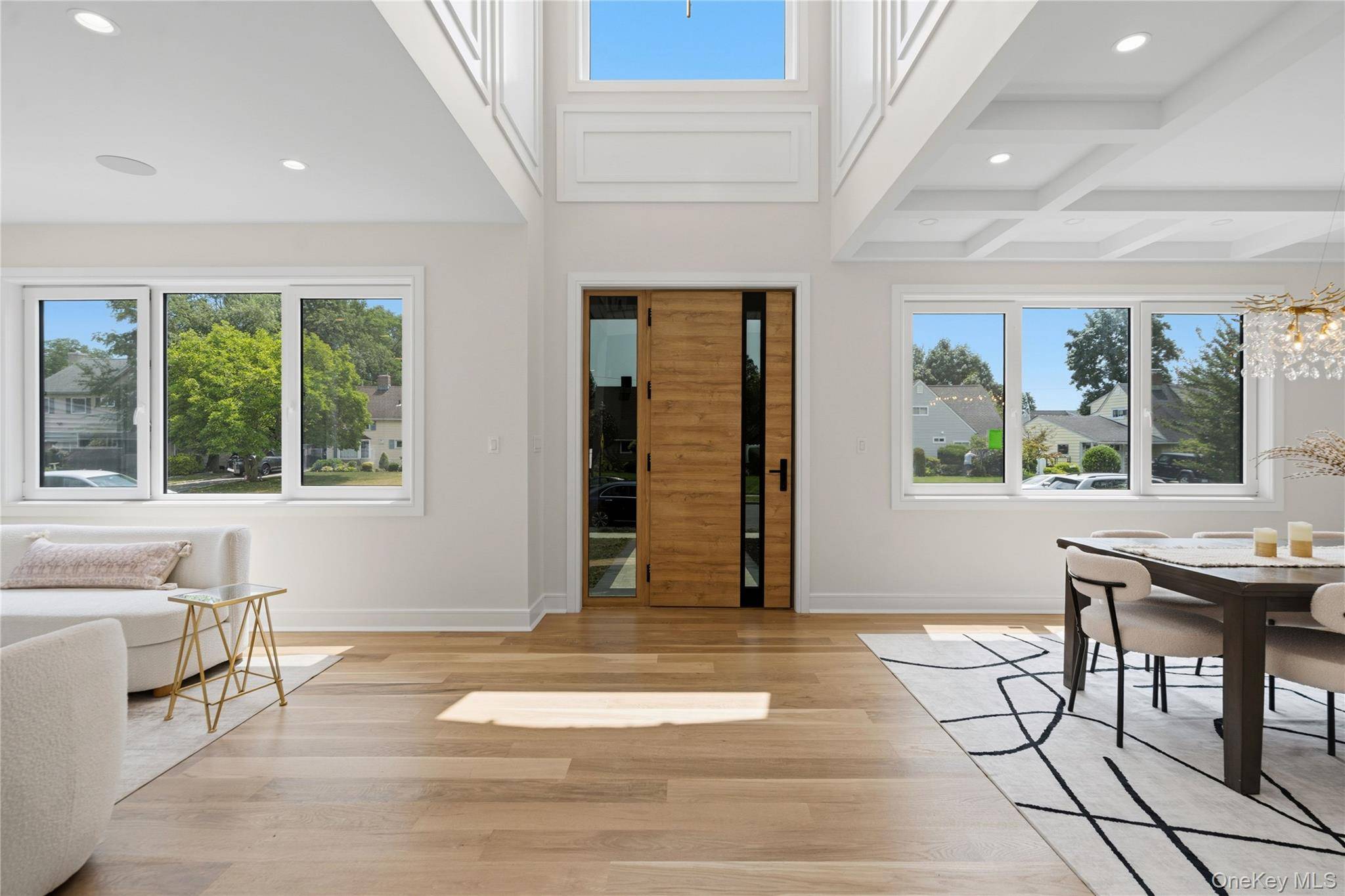 28 Choir LN, Westbury, NY 11590