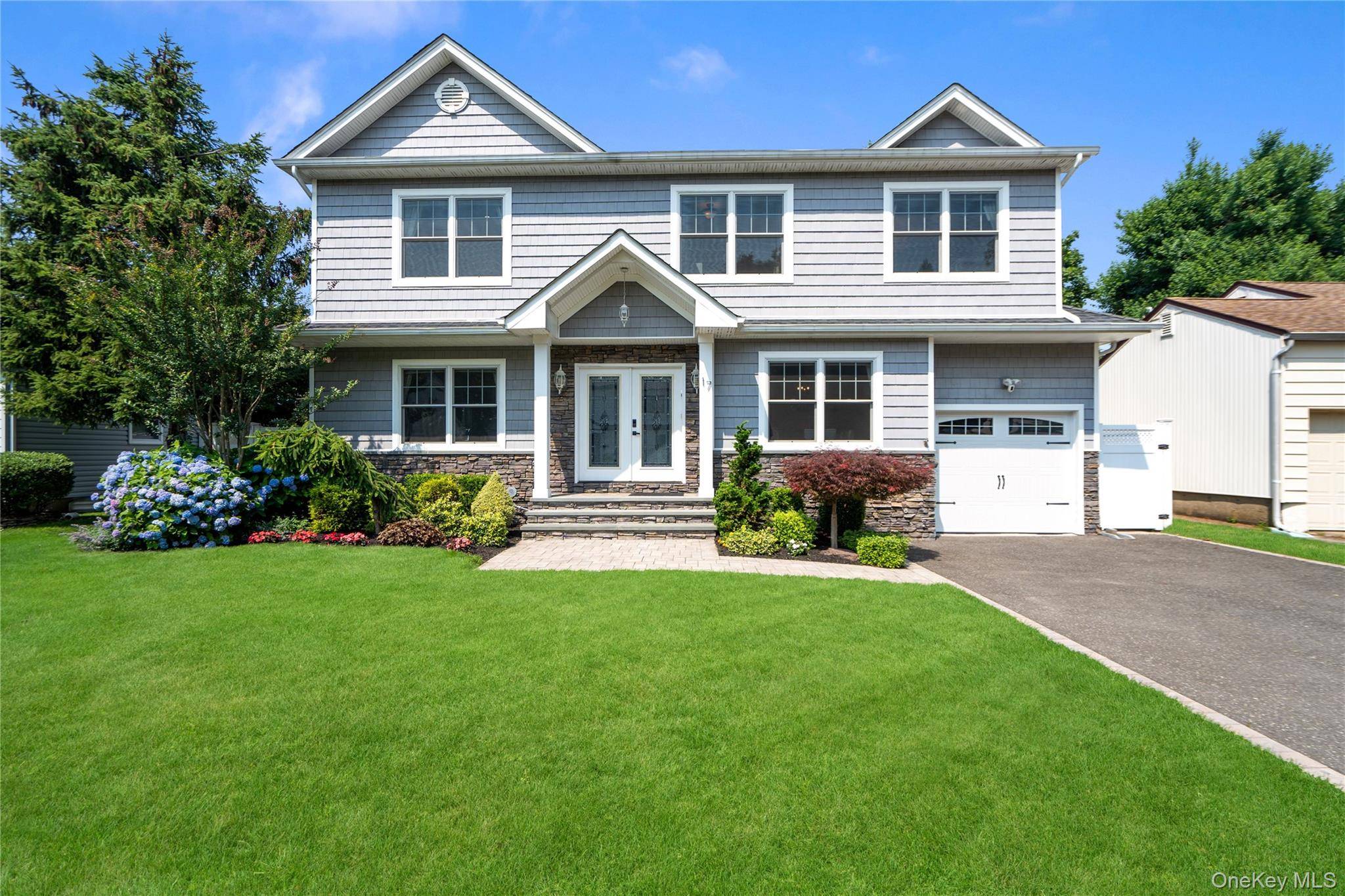 17 Woodwaye RD, Plainview, NY 11803